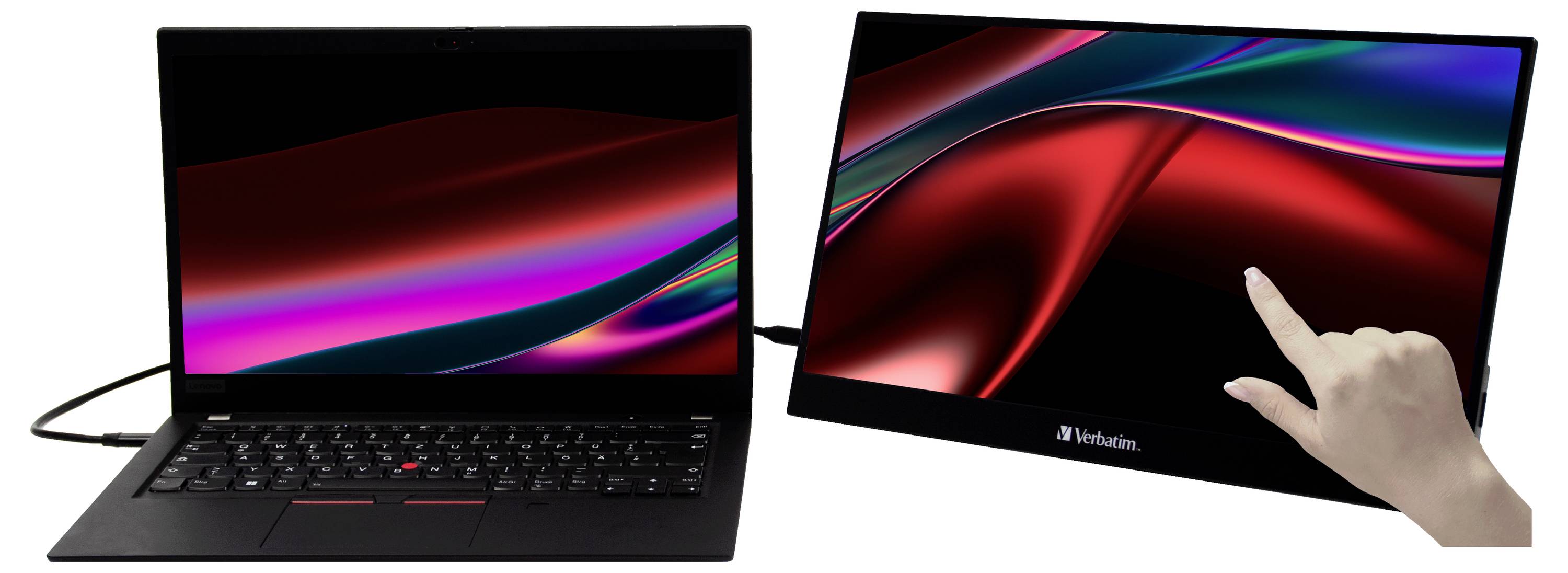 Ein Laptop mit angeschlossenem externem Monitor, der von einer Hand berührt wird. Der Bildschirm zeigt lebhafte Farbverläufe.