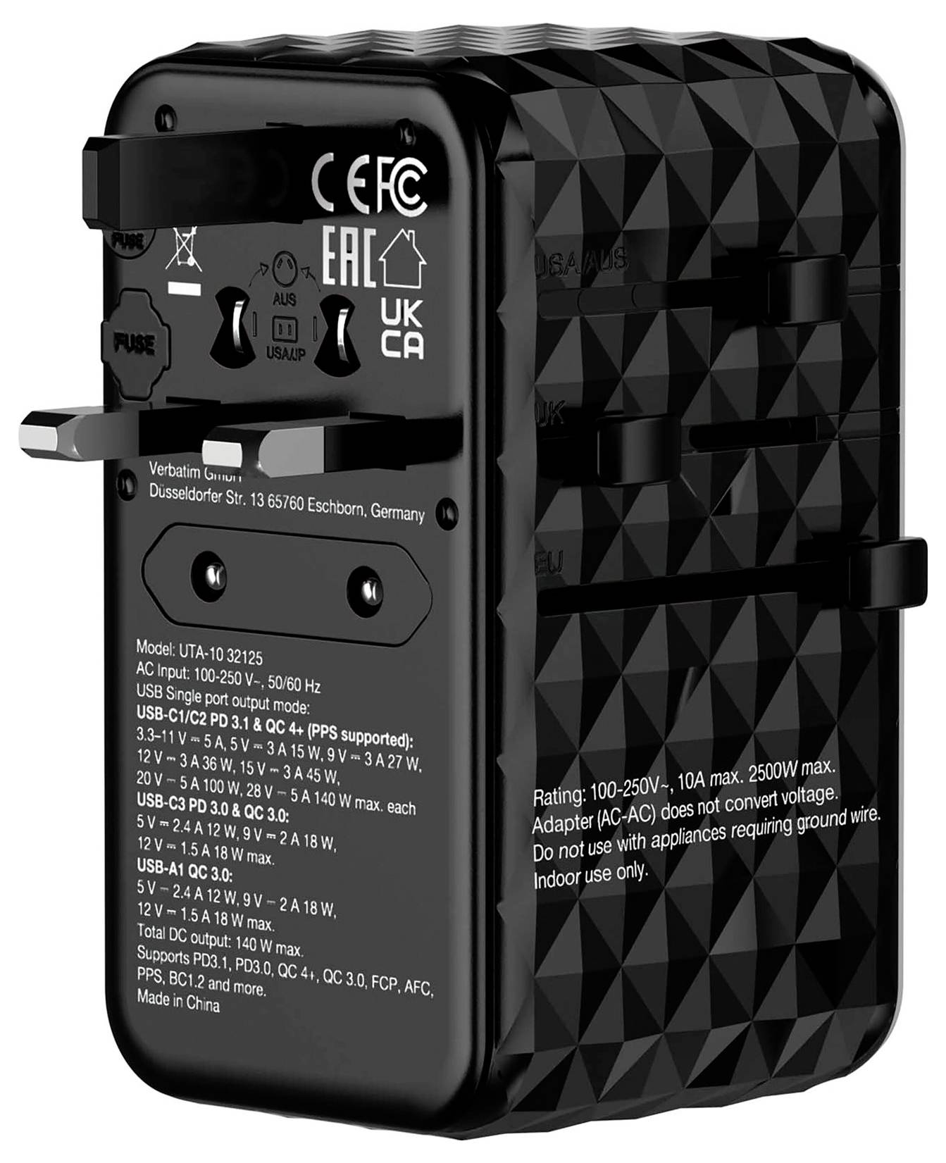 Schwarzer, viereckiger Reiseadapter mit mehreren Steckdosen und USB-Anschlüssen. Zertifizierungen und technische Spezifikationen sind sichtbar.