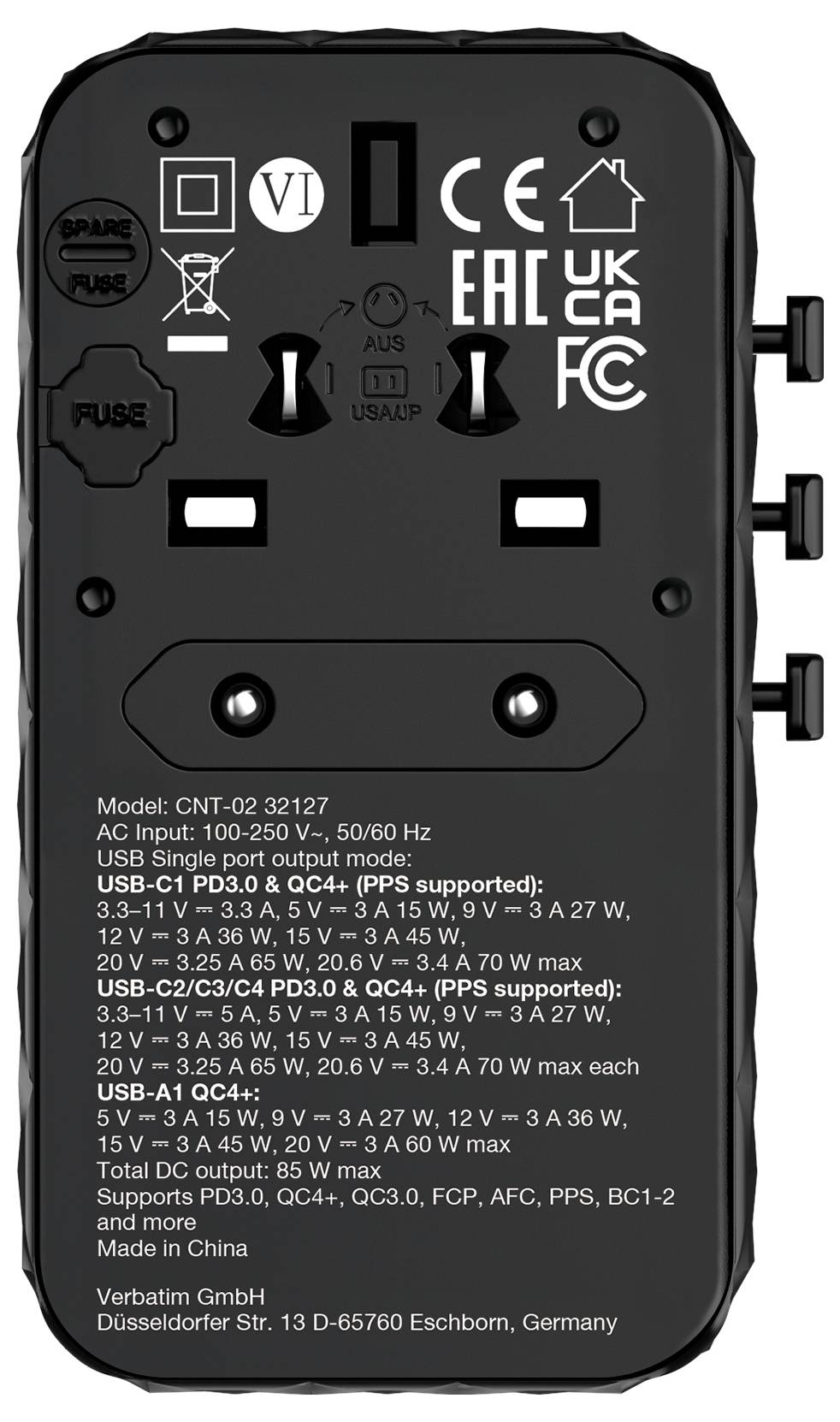 Rückseite eines USB-Ladegeräts mit technischen Spezifikationen, Zertifizierungslogos und Herstellerinformationen.