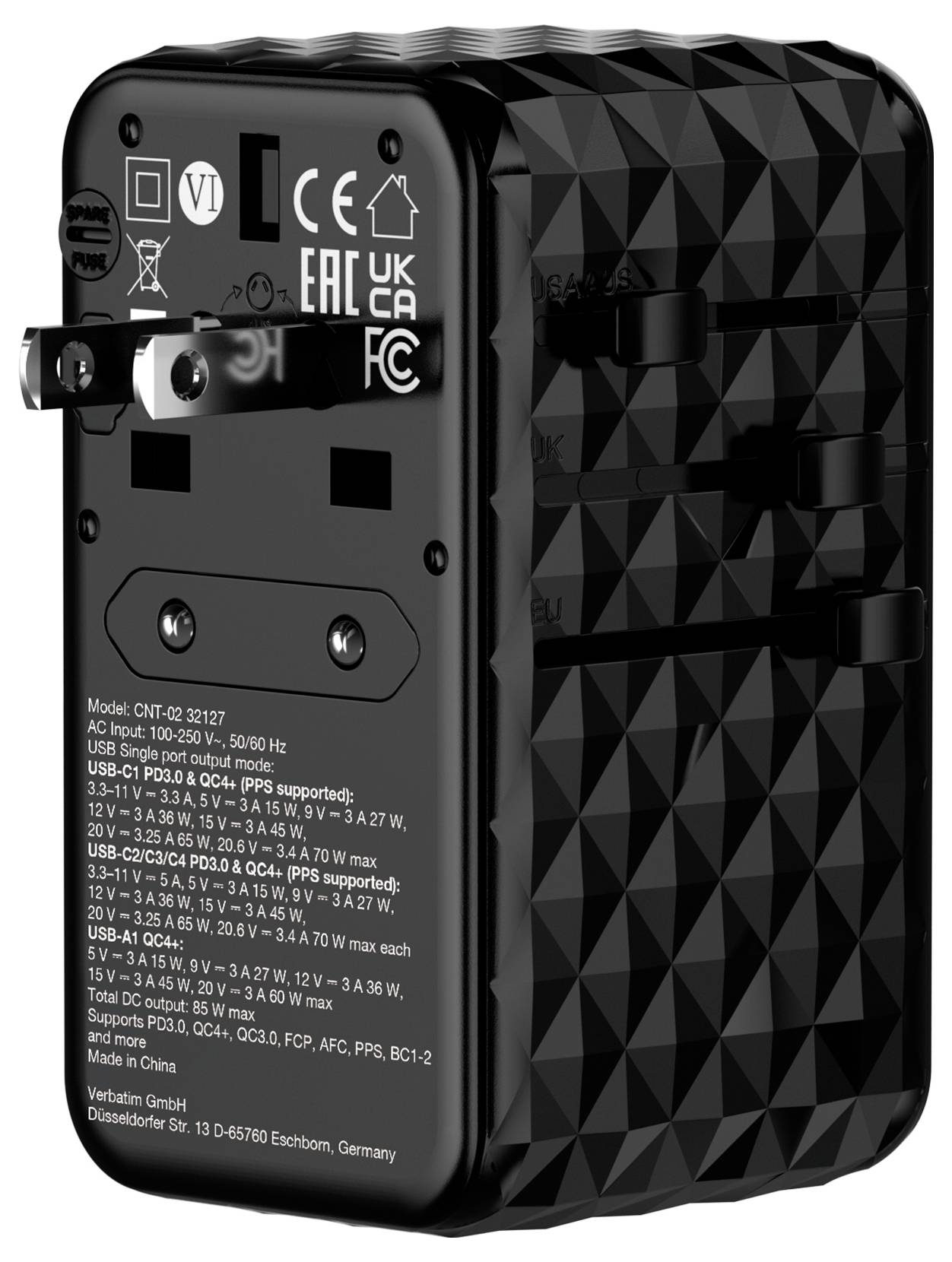 Ein schwarzes Netzteil mit ausklappbaren Steckerstiften, gekennzeichnet mit CE, EAC, UKCA, FCC Logos, und technischen Spezifikationen aufgedruckt.