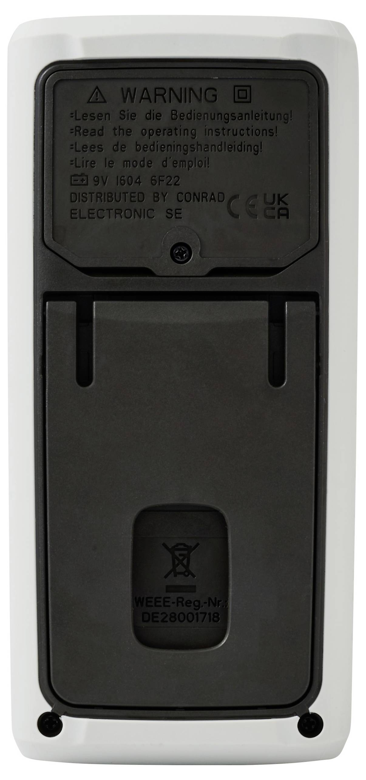 Rückansicht einer Fernbedienung mit einem Warnhinweis in mehreren Sprachen, Batteriefachdeckel und Regulierungsinformationen.