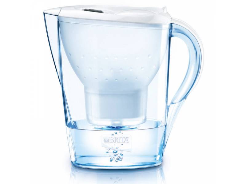 Ein blauer Wasserfilterkrug aus Kunststoff mit einem Griff und Deckel. Auf dem Krug ist das Logo 'BRITA' sichtbar.