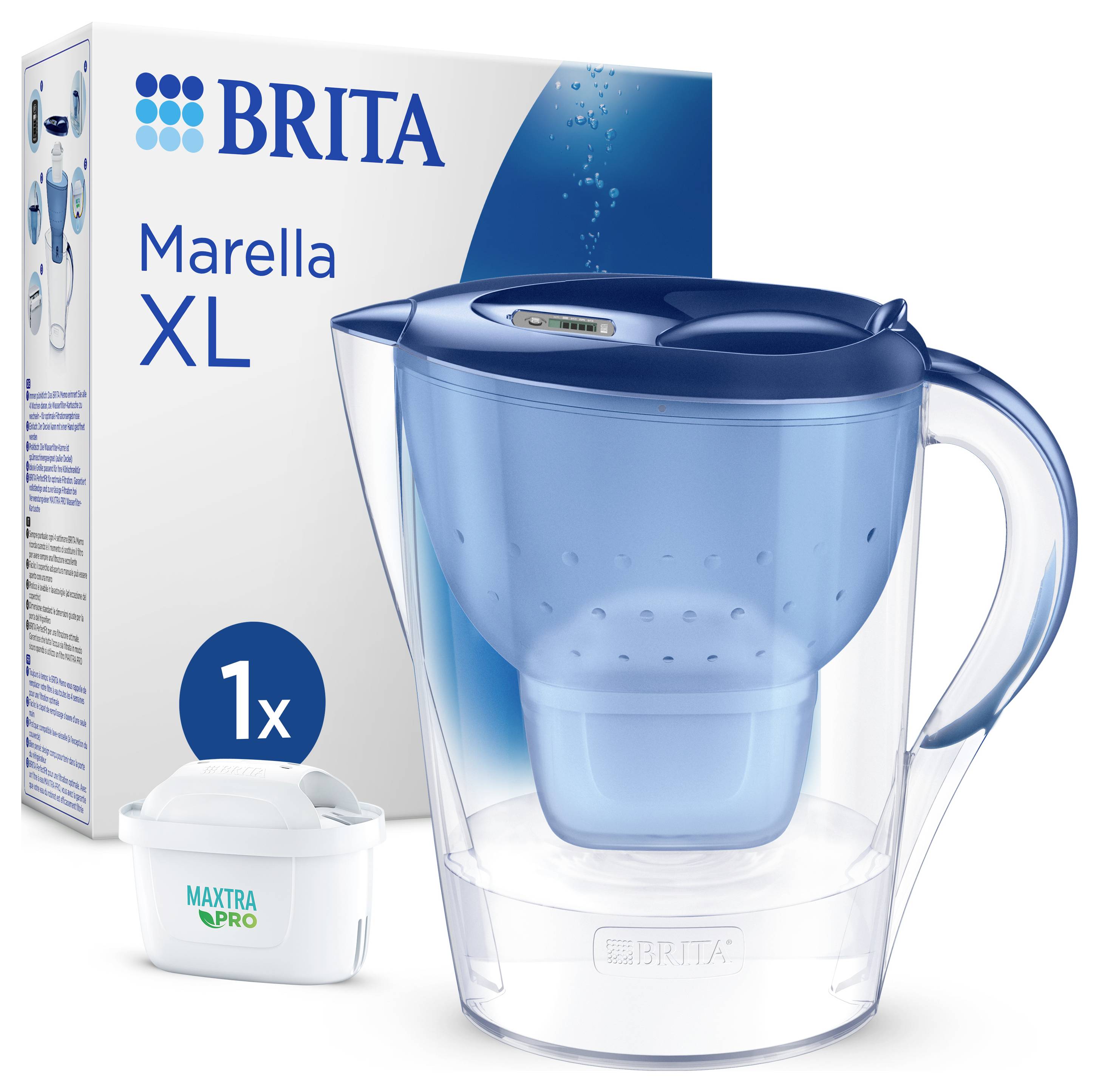 Ein blauer BRITA Marella XL Wasserfilterkrug neben einer Verpackung und einer Maxtra Pro Filterkartusche.