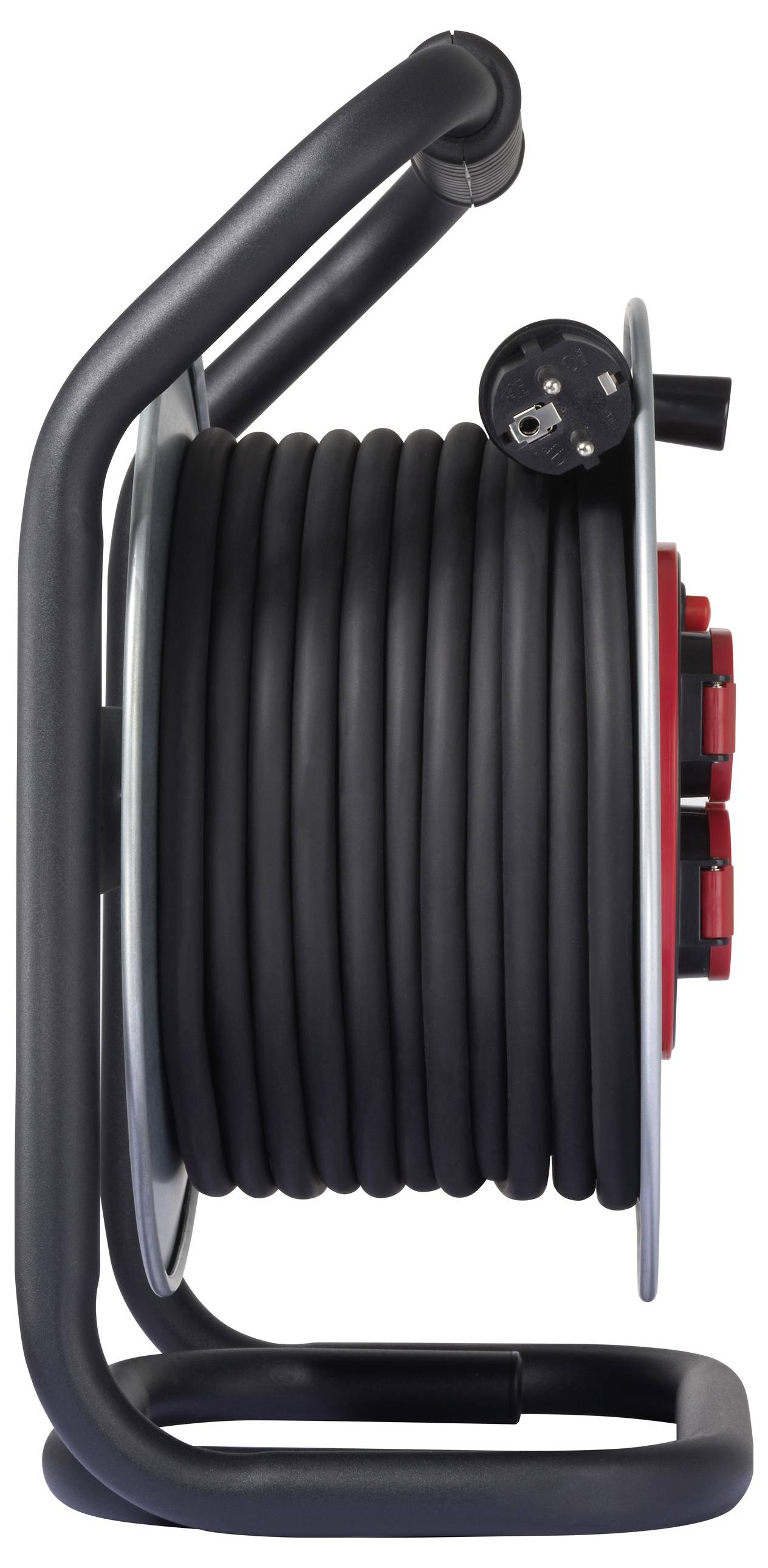 Ein schwarzes Verlängerungskabel, das um eine Metalltrommel mit einem stabilen Griff und mehreren roten Steckdosen an der Seite gewickelt ist.