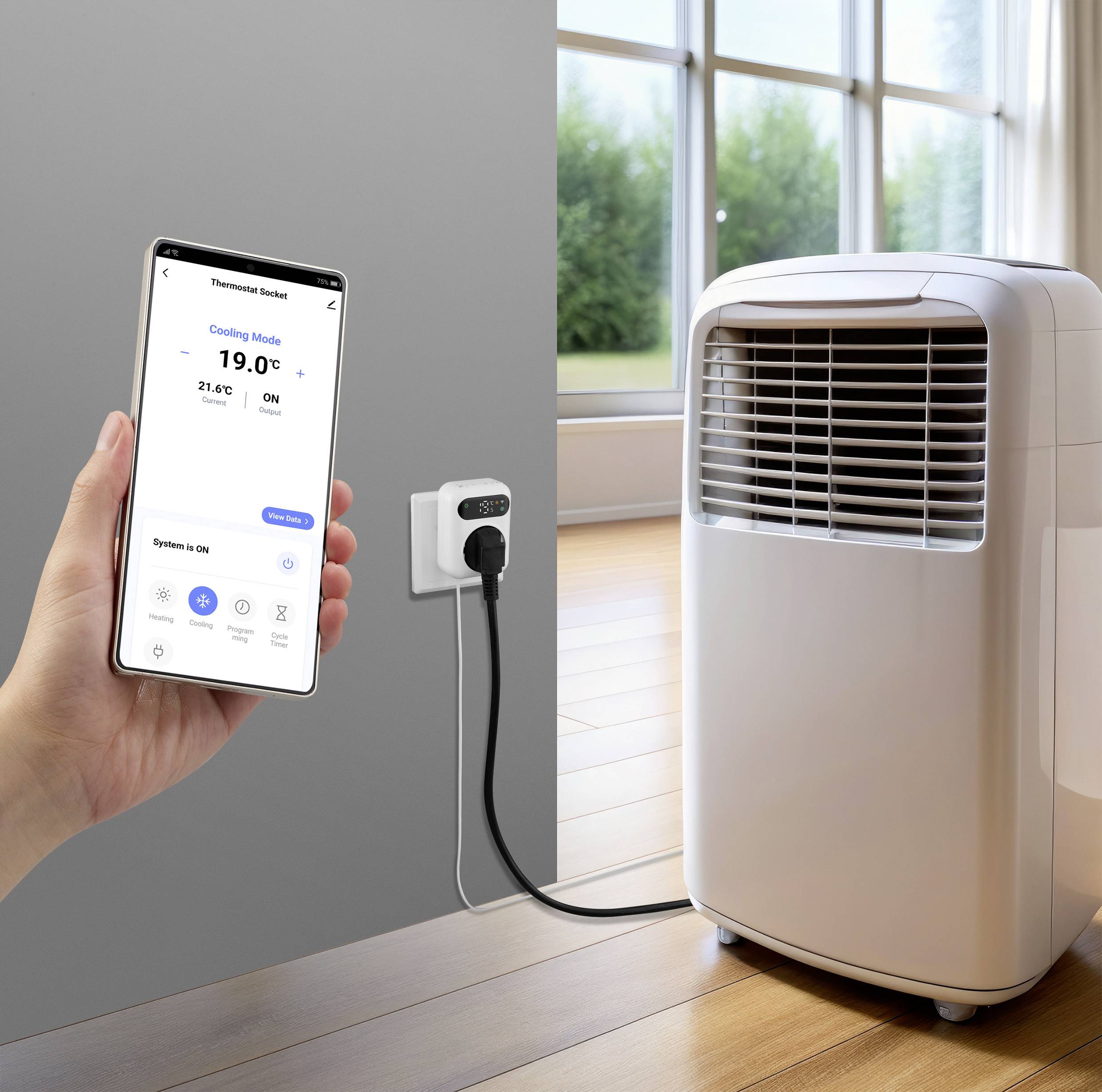 Eine Person hält ein Smartphone mit einer Thermostat-App, die einen mobilen Klimagerät steuert, der in eine intelligente Steckdose eingesteckt ist.