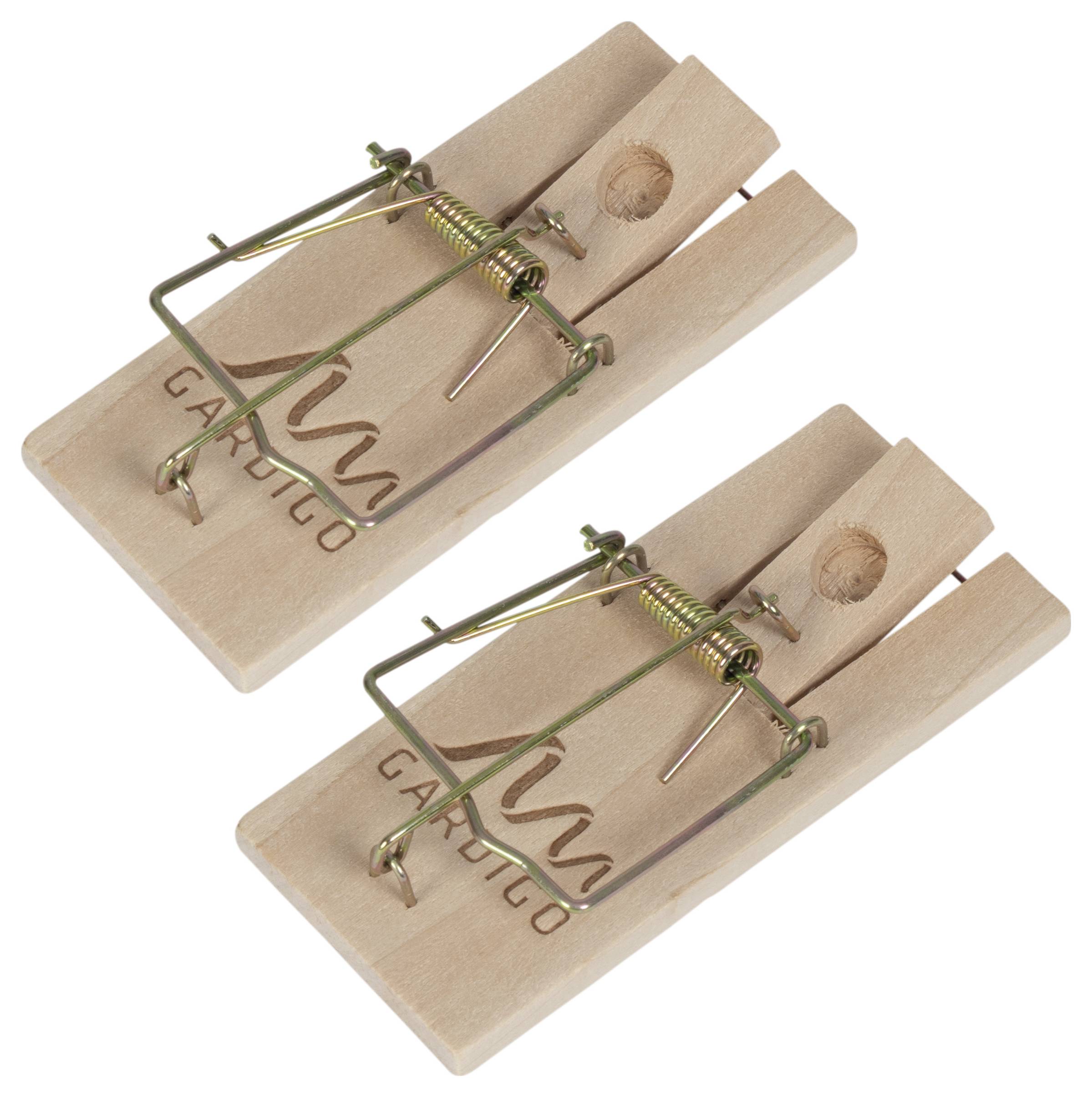 Zwei klassische Holz-Mausefallen mit Metallbügeln, auf einer weißen Fläche liegend. Geeignet zur Schädlingsbekämpfung.