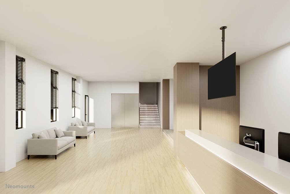 Moderner Büroempfangsbereich mit hellem Holzboden, minimalistischem Empfangstresen und schwarzem Bildschirm an der Decke.