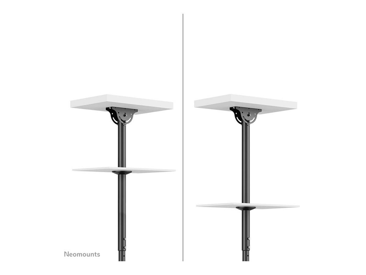 Zwei weiße Regalböden auf schwarzen Stangen, links leicht geneigt, rechts horizontal ausgerichtet.