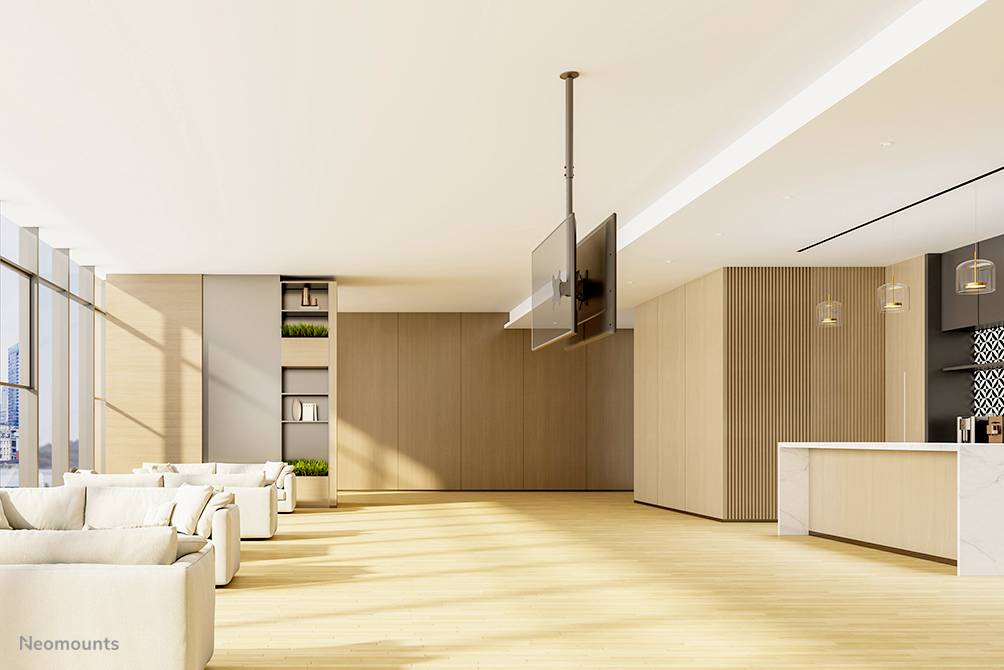 Helle, moderne Lounge mit Sofas und großen Fenstern. Eine offene Küche mit Theke befindet sich im Hintergrund.