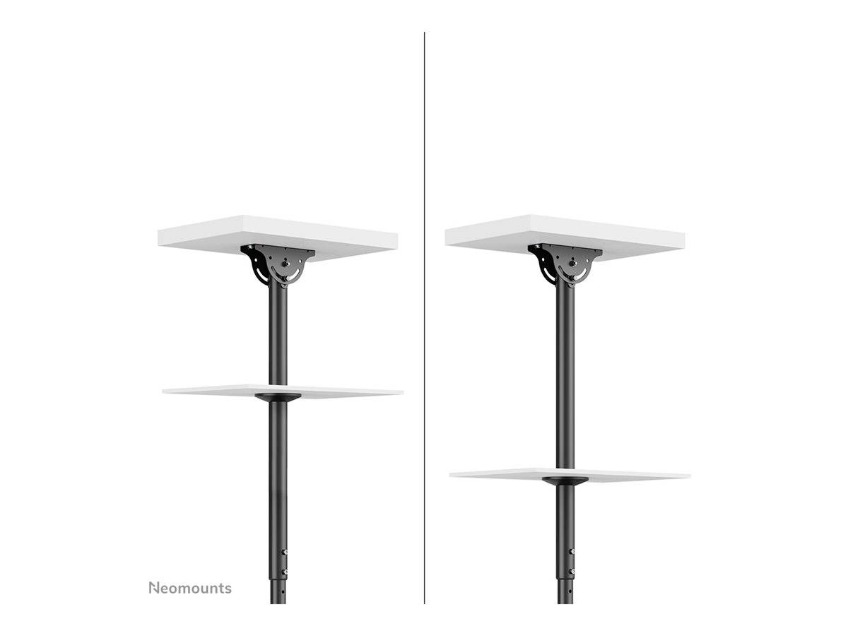 Zwei Regale an verstellbaren Halterungen, montiert an Stangen. Rechts ist das obere Regal höher eingestellt als links.