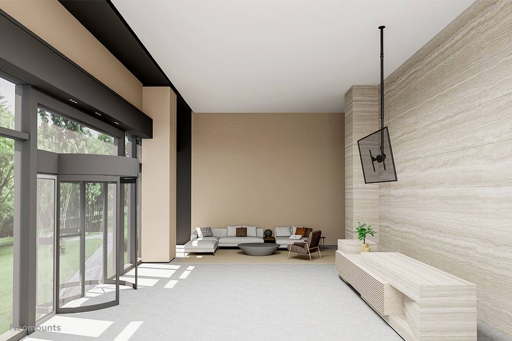 Ein moderner Wohnbereich mit großen Fenstern, einem Ecksofa und hellem Holzmobiliar. Tageslicht fällt durch die Fenster ein.