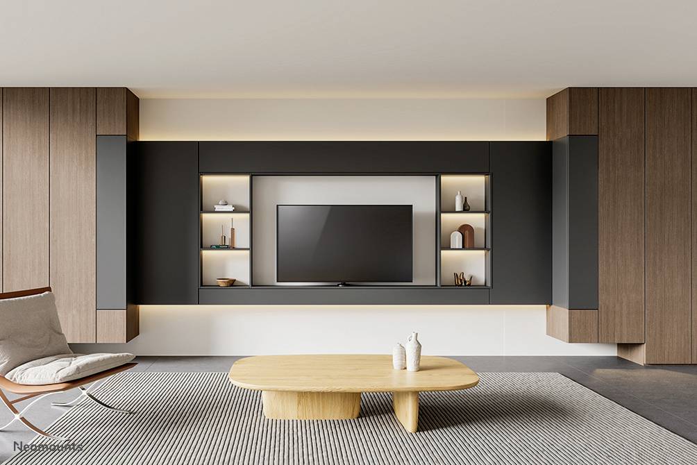 Modernes Wohnzimmer mit Holzdetails und einem Fernseher in der Mitte. Offene Regale mit Dekorationen. Zeitgenössisches Design.