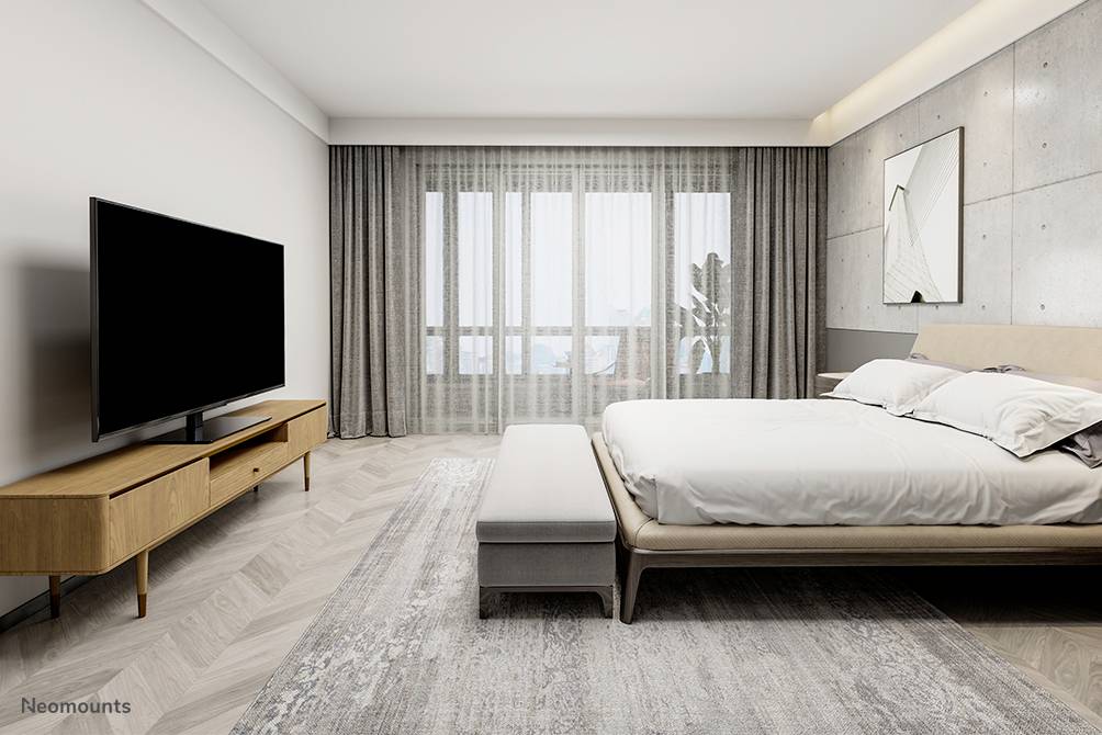 Schlafzimmer mit modernem Design: großes Bett, Fernseher auf Holzschrank, Fenster mit grauen Vorhängen, helle Wände und Boden.