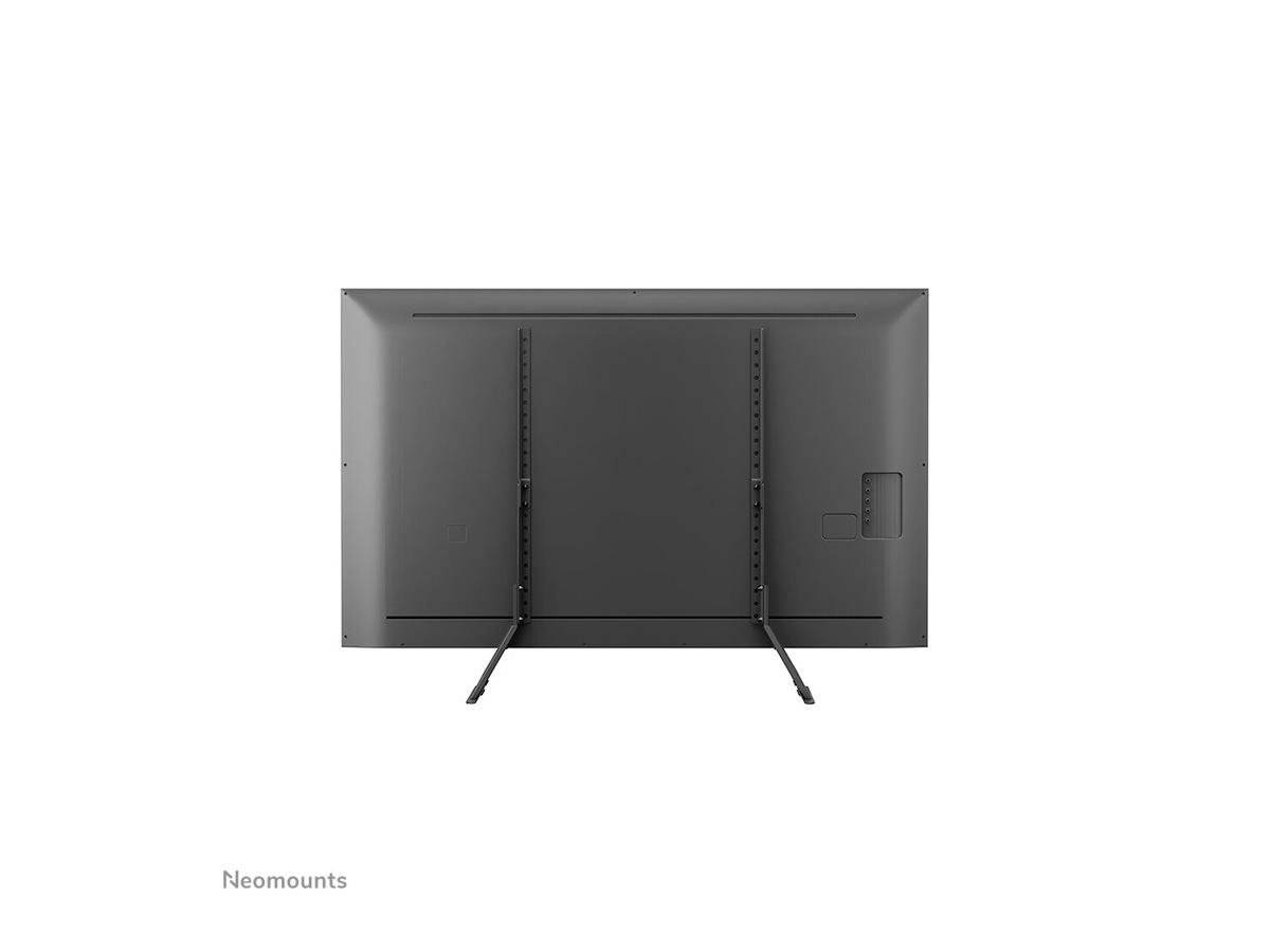 Rückansicht eines Fernsehers mit angebrachten Standfüßen.