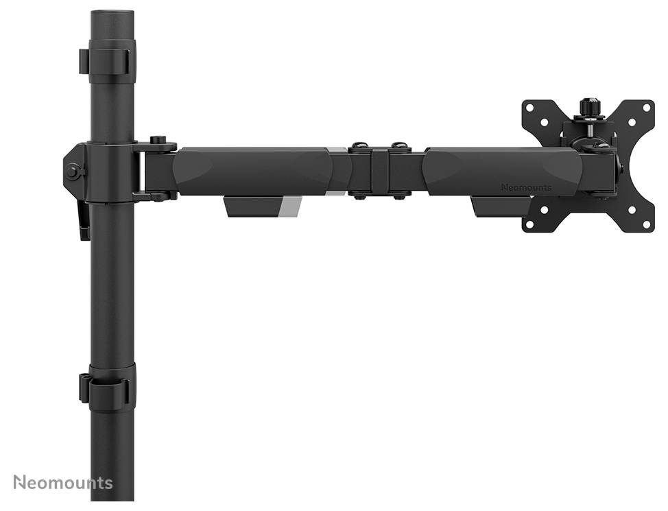 Ein schwarzer, verstellbarer Monitorarm aus Metall, an einer vertikalen Stange montiert.