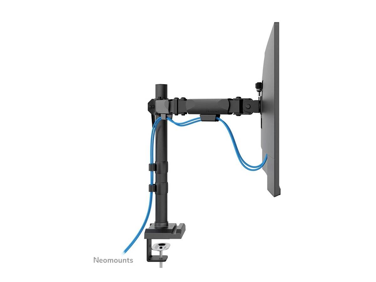 Ein schwarzer Monitorarm von Neomounts mit Kabelmanagement hält einen Bildschirm seitlich. Geeignet für platzsparende Schreibtischlösungen.