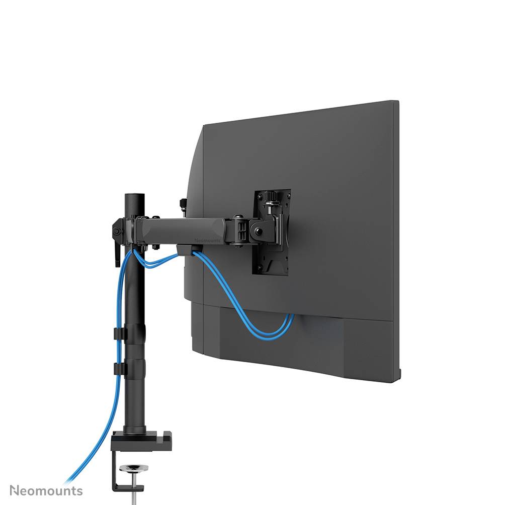 Ein Computermonitor ist an einem verstellbaren, schwarzen Monitorarm befestigt, der an einem Schreibtisch montiert ist. Ein blaues Kabel ist angeschlossen.
