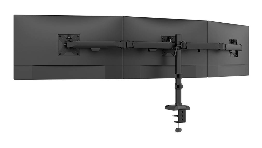 Dreifache Monitor-Halterung; zeigt drei Monitore nebeneinander an einem einstellbaren, an einem Schreibtisch befestigten Arm.
