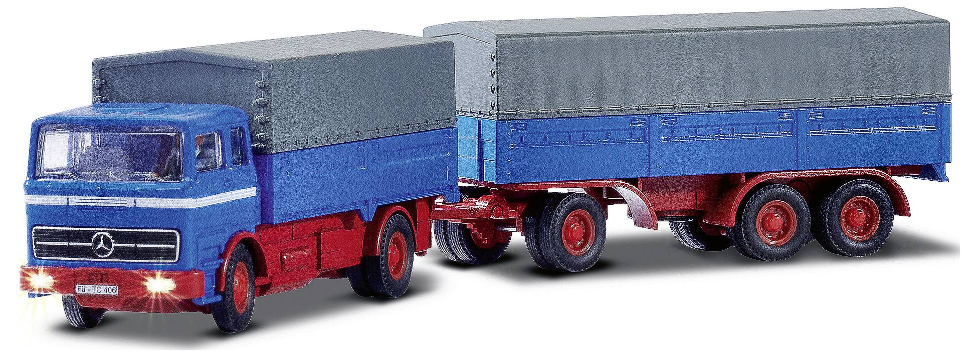 Ein blauer, historischer Mercedes-LKW mit Anhänger, beide mit grauer Plane bedeckt, fährt auf einer hellen Oberfläche.