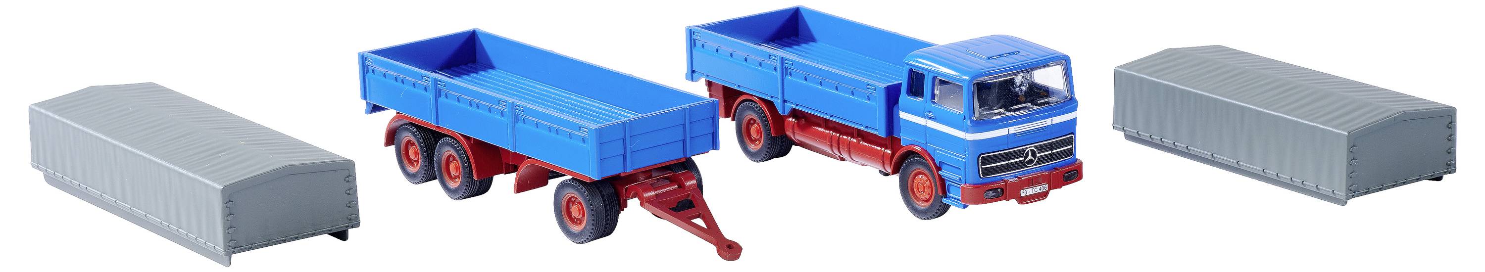 Ein blauer Spielzeug-LKW mit rotem Fahrgestell und blauen Anhänger. Zwei graue Container daneben dienen als Ladung oder Zubehör.