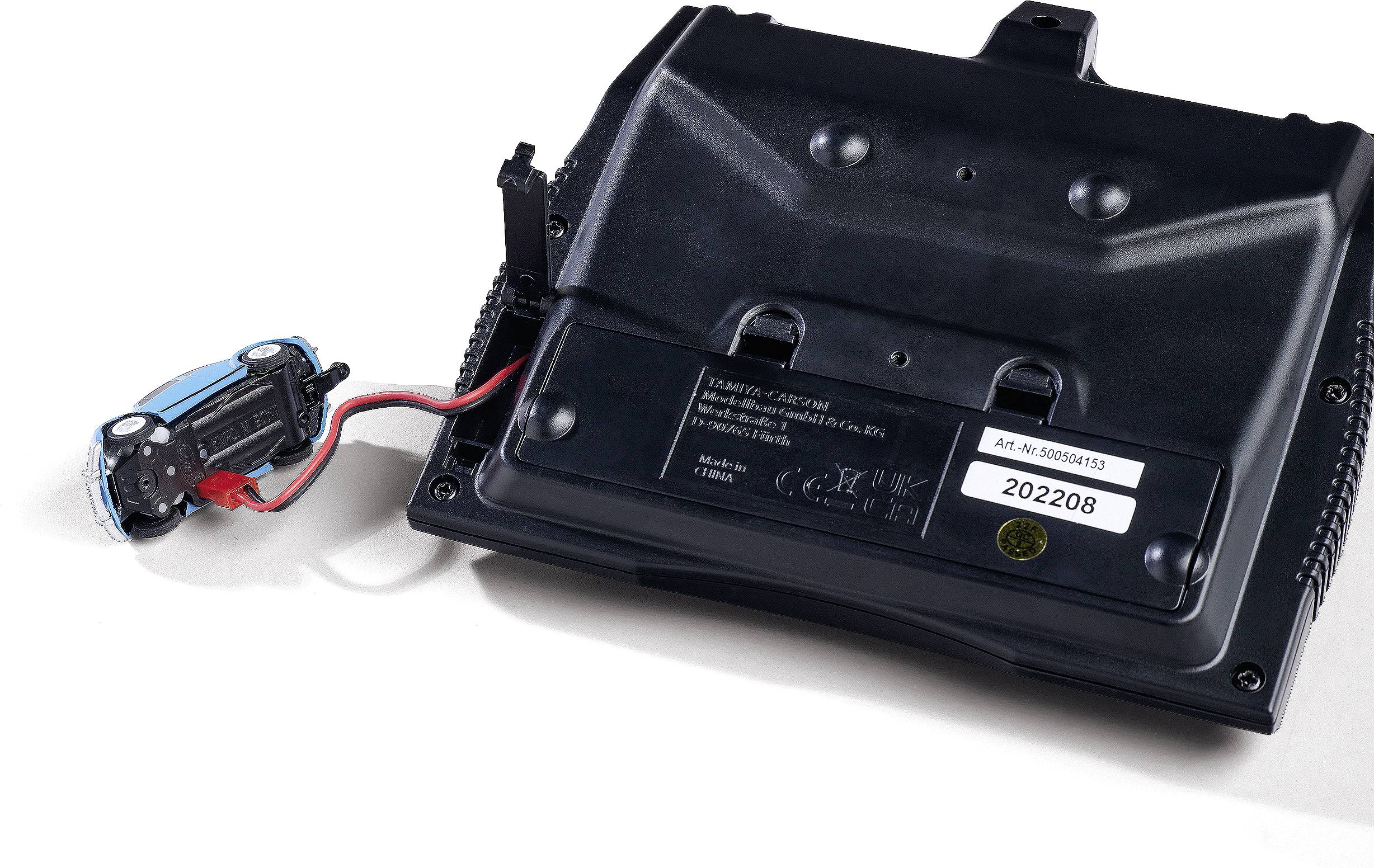 Ein schwarzes Gerät mit einer Modellnummer und CE-Kennzeichnung. Ein blaues, kabelgebundenes Zusatzteil ist angeschlossen und liegt links.