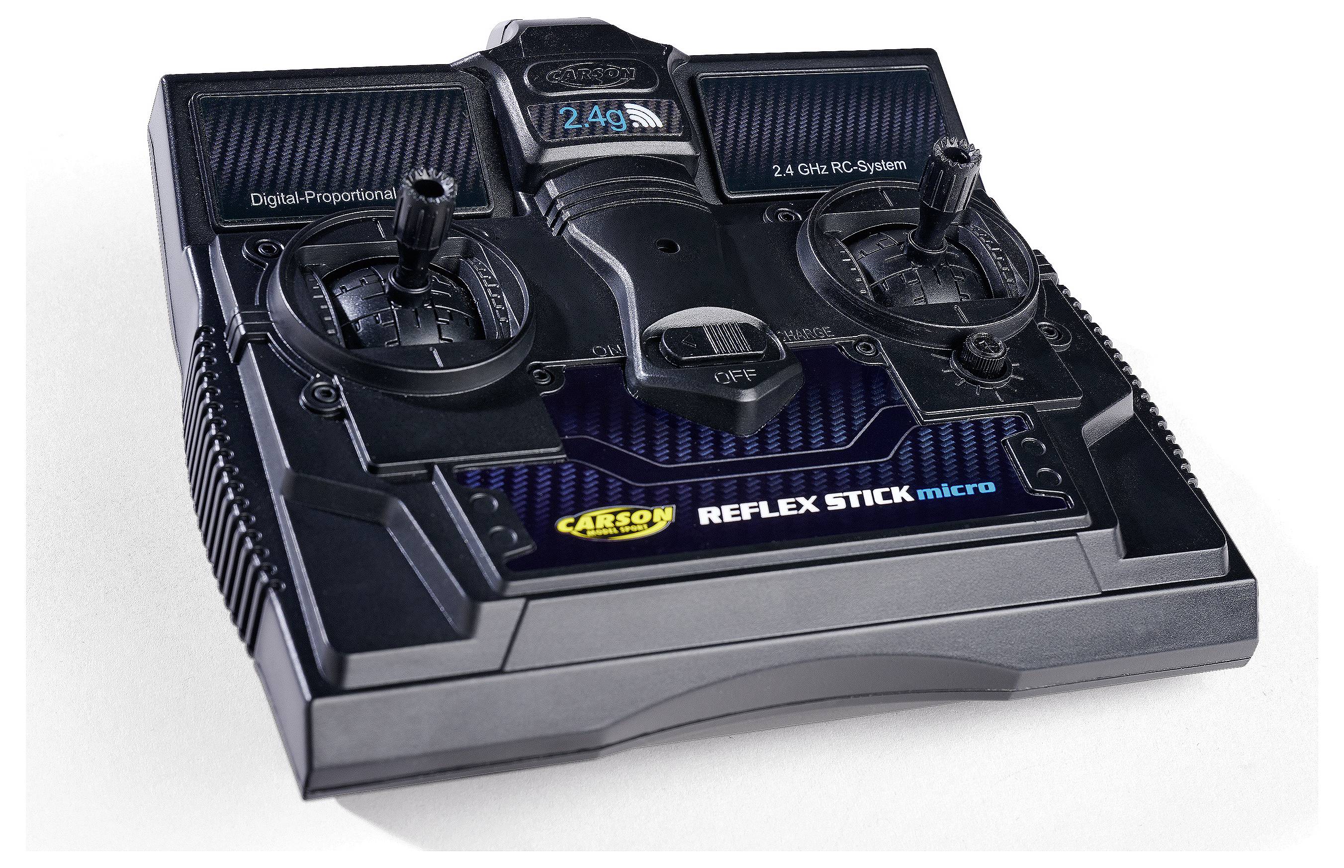 Fernsteuerung im schwarzen Design mit zwei Hebeln und diversen Knöpfen. Aufschrift: '2.4 GHz RC-System' und 'Reflex Stick Micro'.