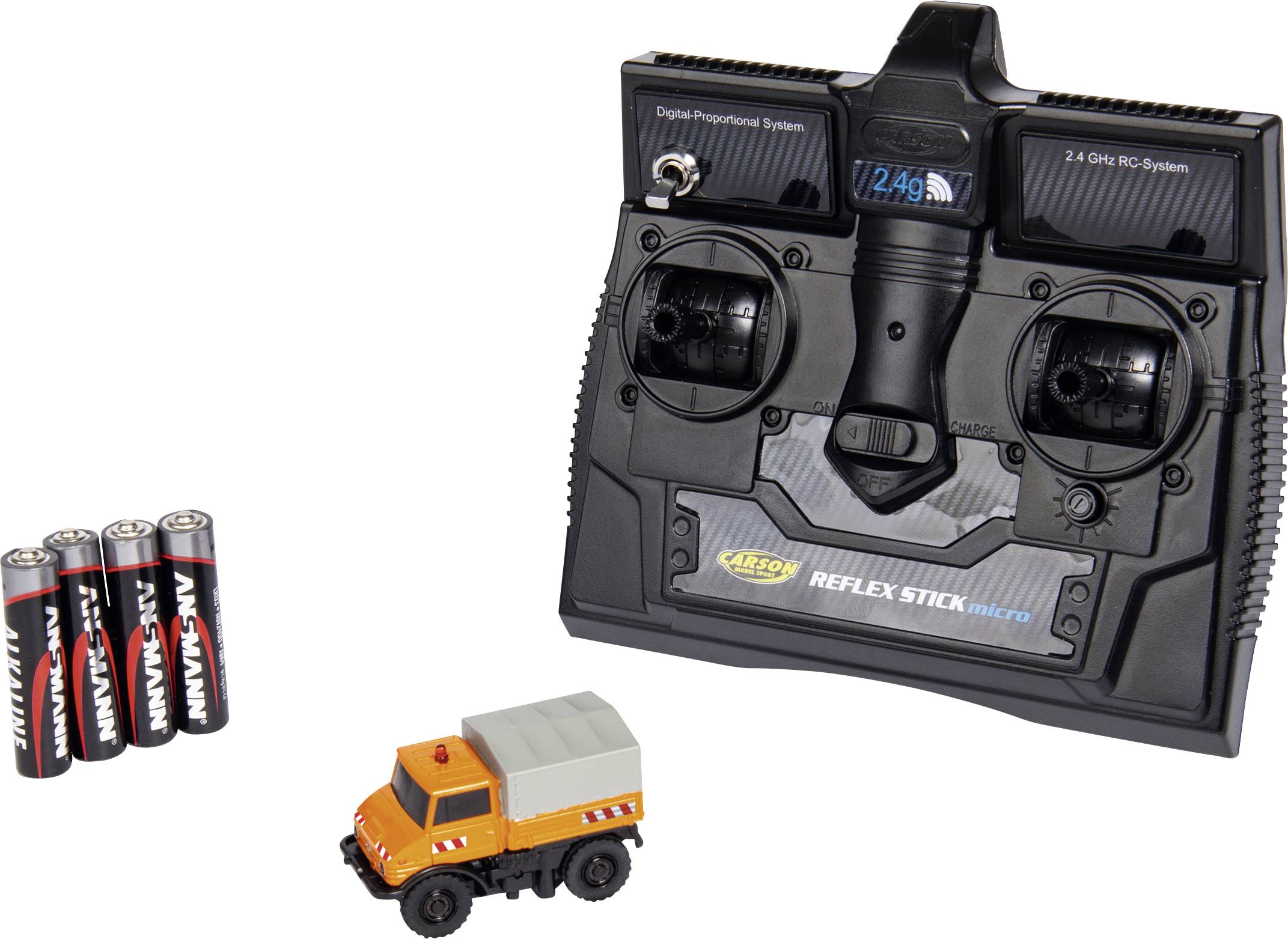 Fernsteuerung für ein Spielzeugfahrzeug mit Batterien und einem kleinen, orangefarbenen LKW-Modell.