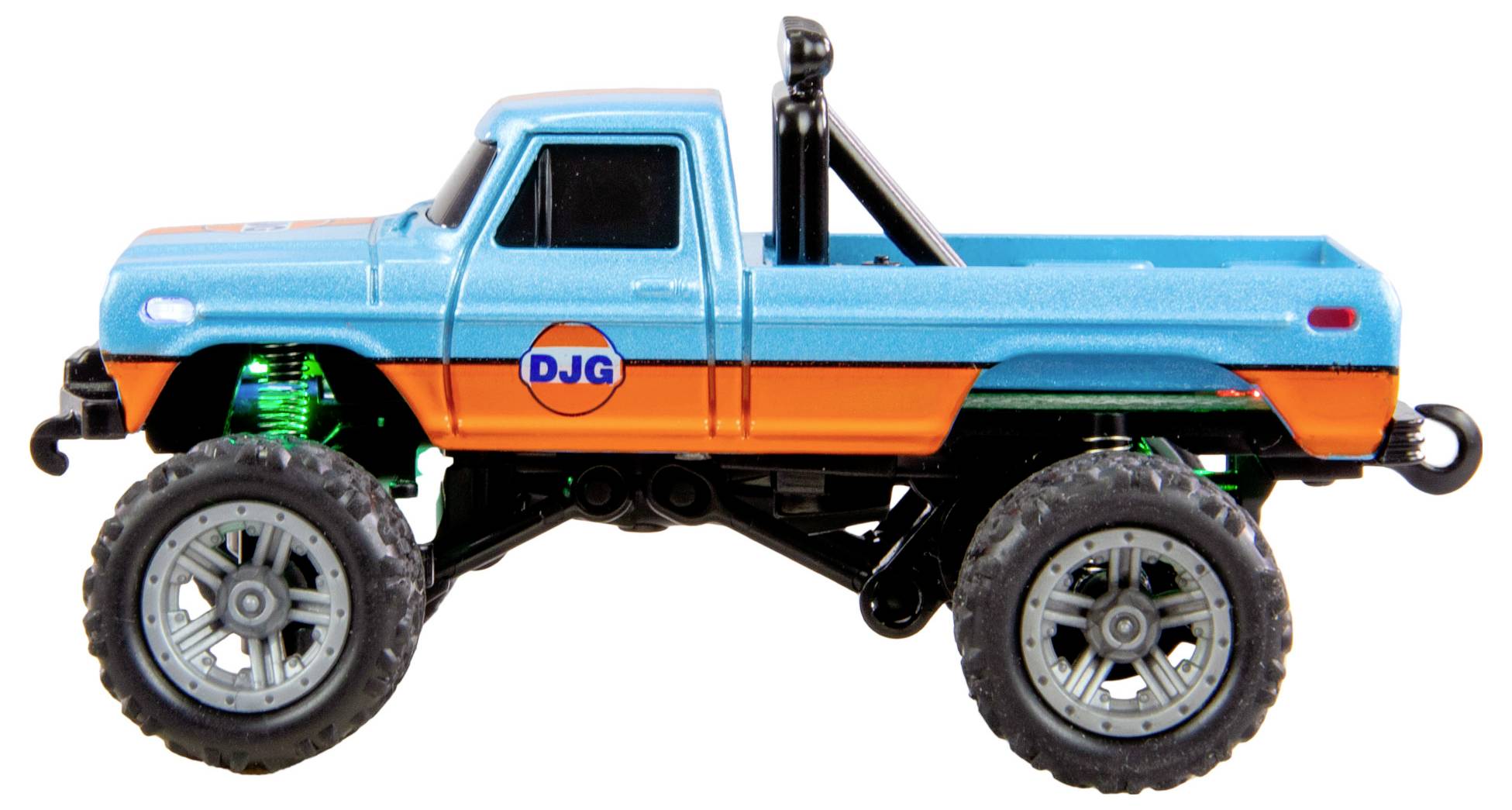 Ein blau-orangefarbenes Spielzeug-Monstertruck mit großen Reifen, seitlich mit 'DJG'-Logo, von der rechten Seite gesehen.