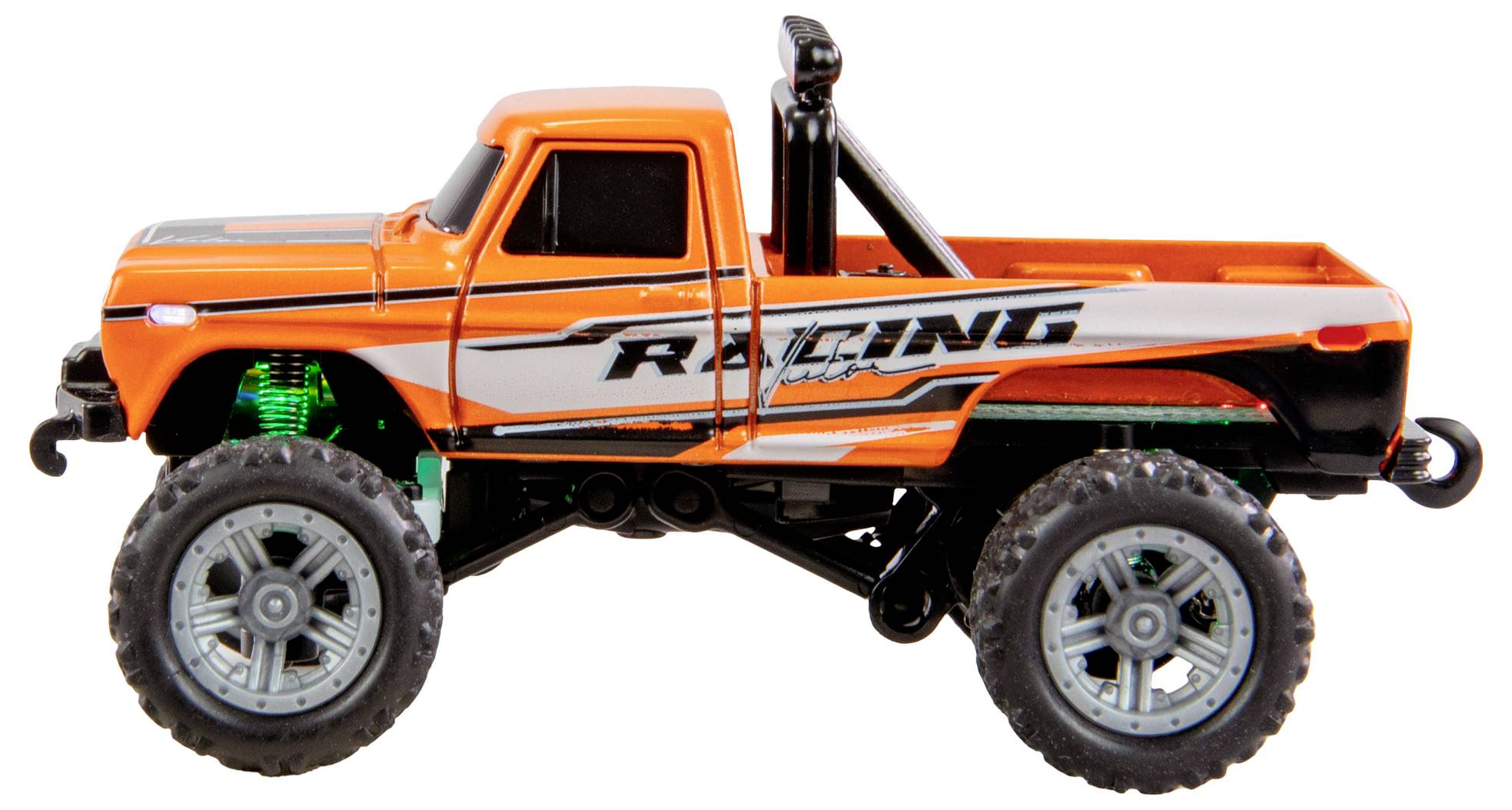 Ein orange-schwarzer Spielzeug-Monstertruck mit der Aufschrift 'Racing' auf der Seite, große Reifen, geeignet zum Spielen.