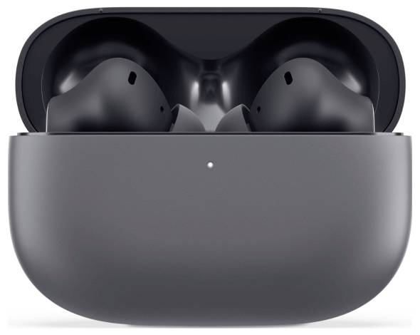 Schwarze kabellose Ohrhörer in einer offenen, dunkelgrauen Ladehülle.