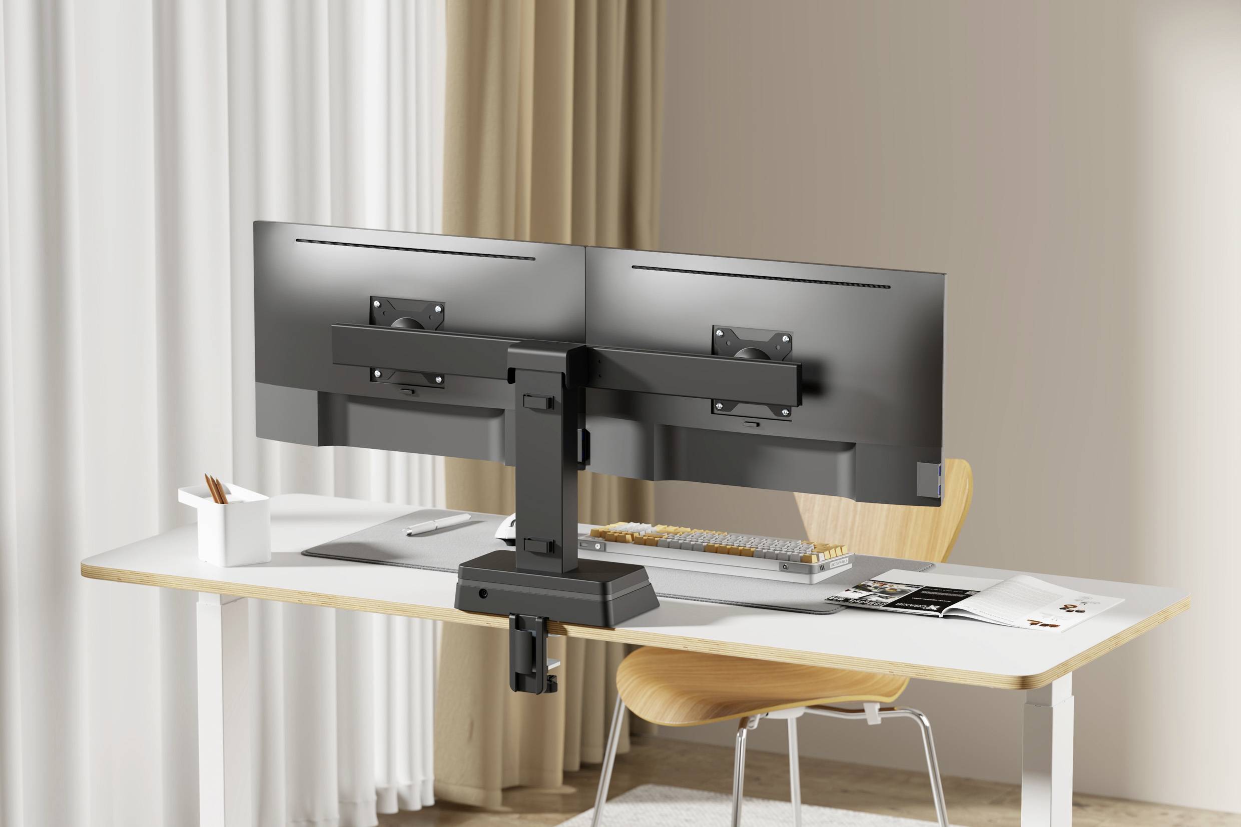 Eine moderne Home-Office-Schreibtischeinrichtung mit einer Doppelmonitorhalterung, einem Holzsessel und ordentlich angeordneten Schreibutensilien. Der Raum verfügt über leichte Vorhänge und neutrale Farbtöne.