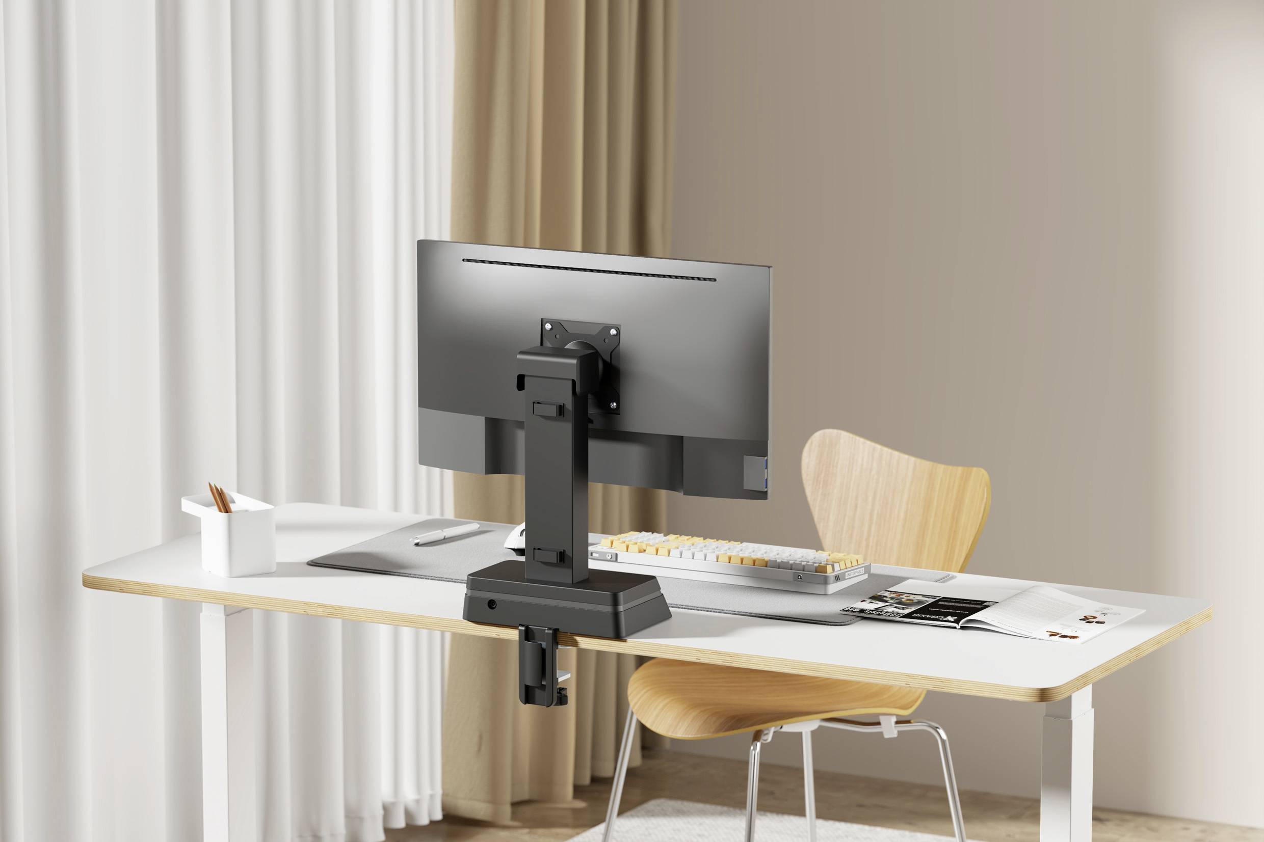 Eine minimalistische Schreibtischeinrichtung mit einem gekrümmten Monitor, der auf einem verstellbaren Arm montiert ist, einem Holzstuhl, Tastatur, Maus und Büchern in einem hell erleuchteten Raum.