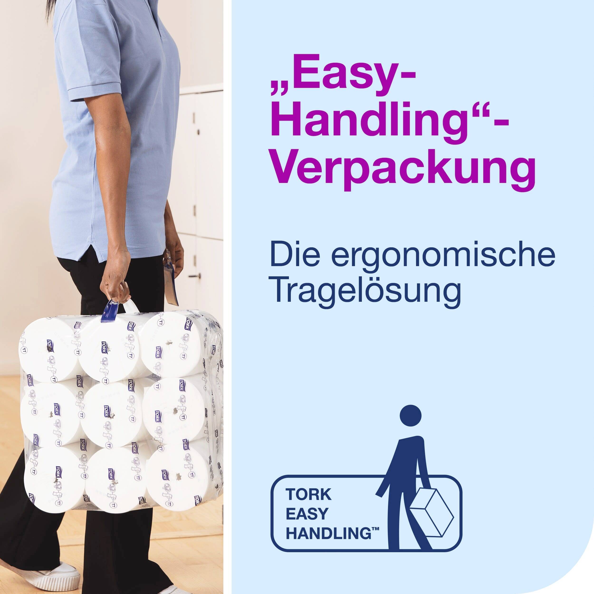 Frau in blauer Uniform trägt ergonomisch gestapelte Tork-Toilettenpapierverpackung. Text: 'Easy-Handling-Verpackung. Die ergonomische Tragelösung.'