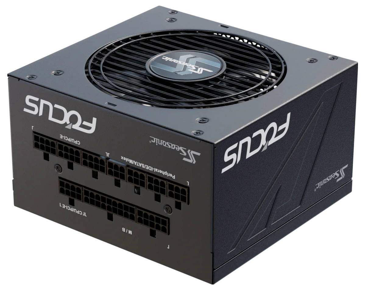 Ein schwarzes PC-Netzteil mit dem Schriftzug 'FOCUS' und mehreren Anschlussmöglichkeiten auf der Vorderseite für Kabelmanagement.