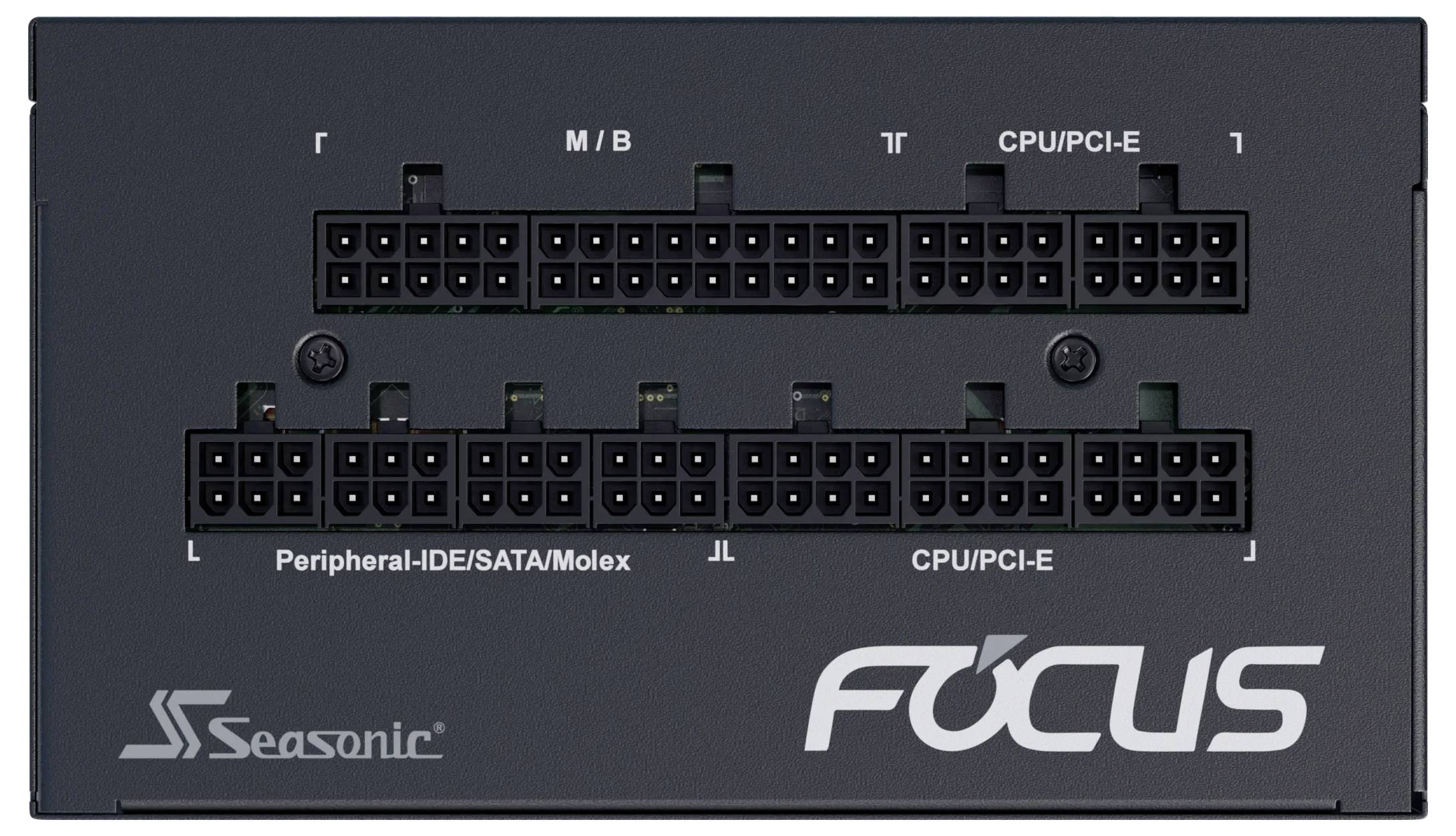 Schwarzes Seasonic Netzteil mit Anschlüssen für Mainboard, CPU/PCI-E und Peripheriegeräte (IDE, SATA, Molex). Modell: Focus.