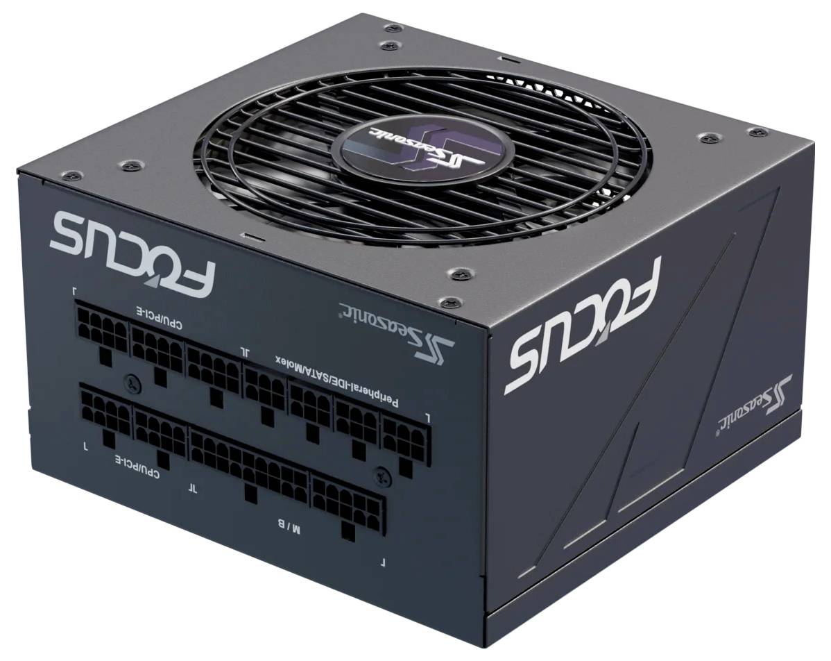 Ein schwarz-graues PC-Netzteil mit Lüfter; die Aufschrift 'FOCUS' und mehrere Kabelanschlüsse auf der Seite sind sichtbar.