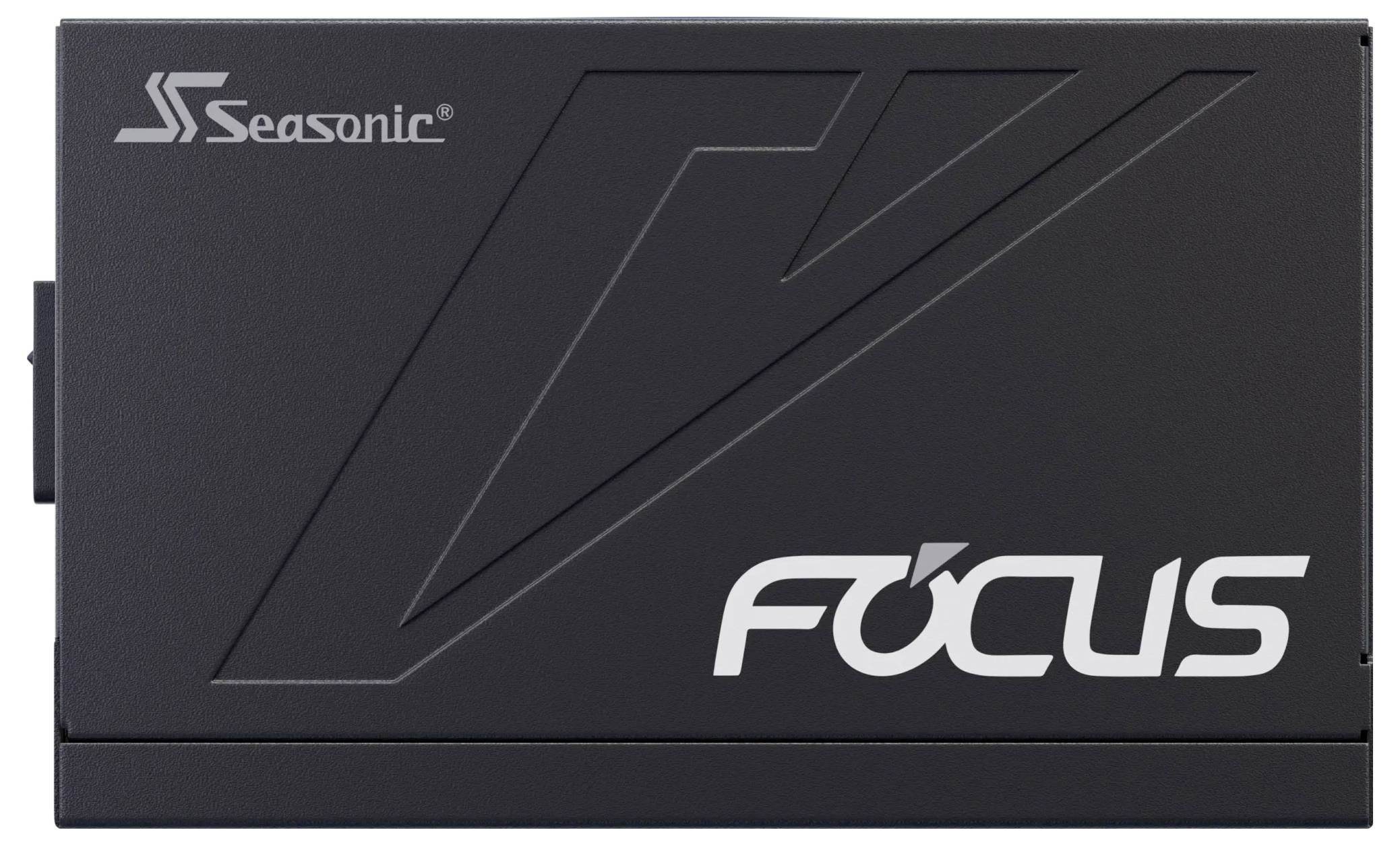 Ein schwarzes Seasonic Focus Netzteil mit silbernen Logos und Schriftzug auf der Vorderseite.