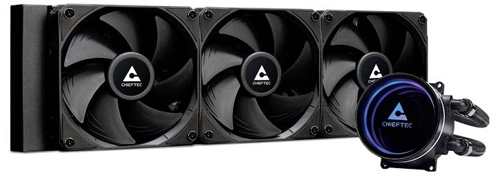 Drei schwarze Computerlüfter nebeneinander, mit 'Chieftec' Logo in der Mitte, verbunden mit einer runden Pumpe rechts, ebenfalls mit Logo.
