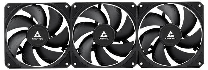 Drei schwarze Chieftec Lüfter nebeneinander, jeweils mit einem Firmenlogo in der Mitte, auf weißem Hintergrund.