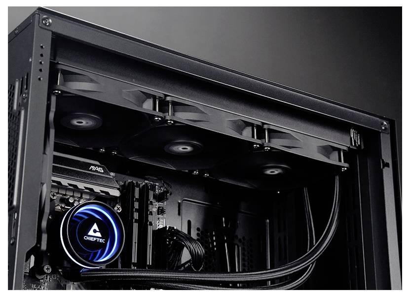 Ein PC-Gehäuse mit eingebautem Wasserkühlungssystem und Lüftern an der Oberseite; der Prozessor hat einen beleuchteten Kühlkörper.