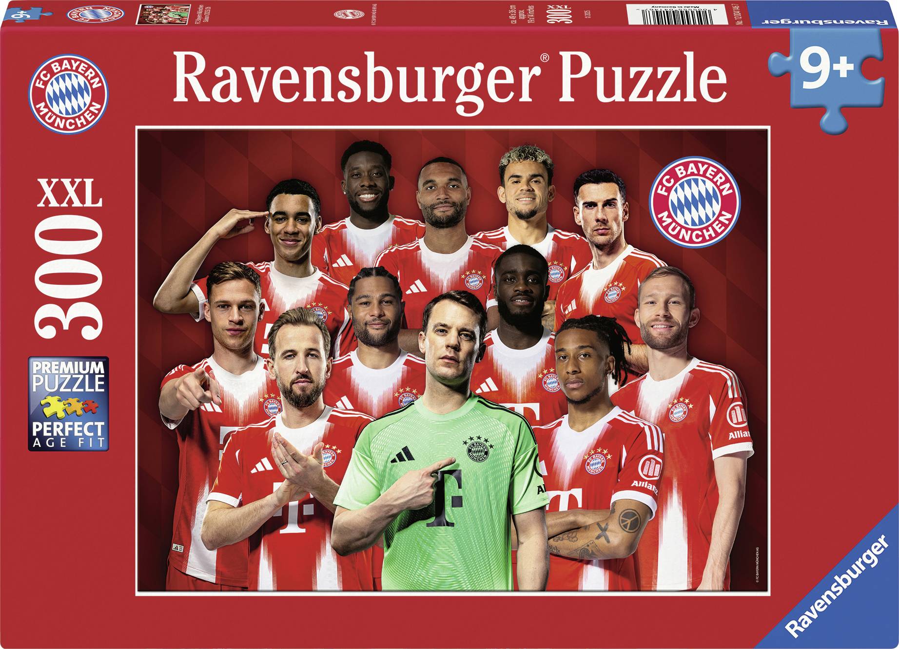 Ravensburger Puzzle, 300 XXL, FC Bayern München Spieler in roten Trikots, die gemeinsam posieren, geeignet für Kinder ab 9 Jahren.