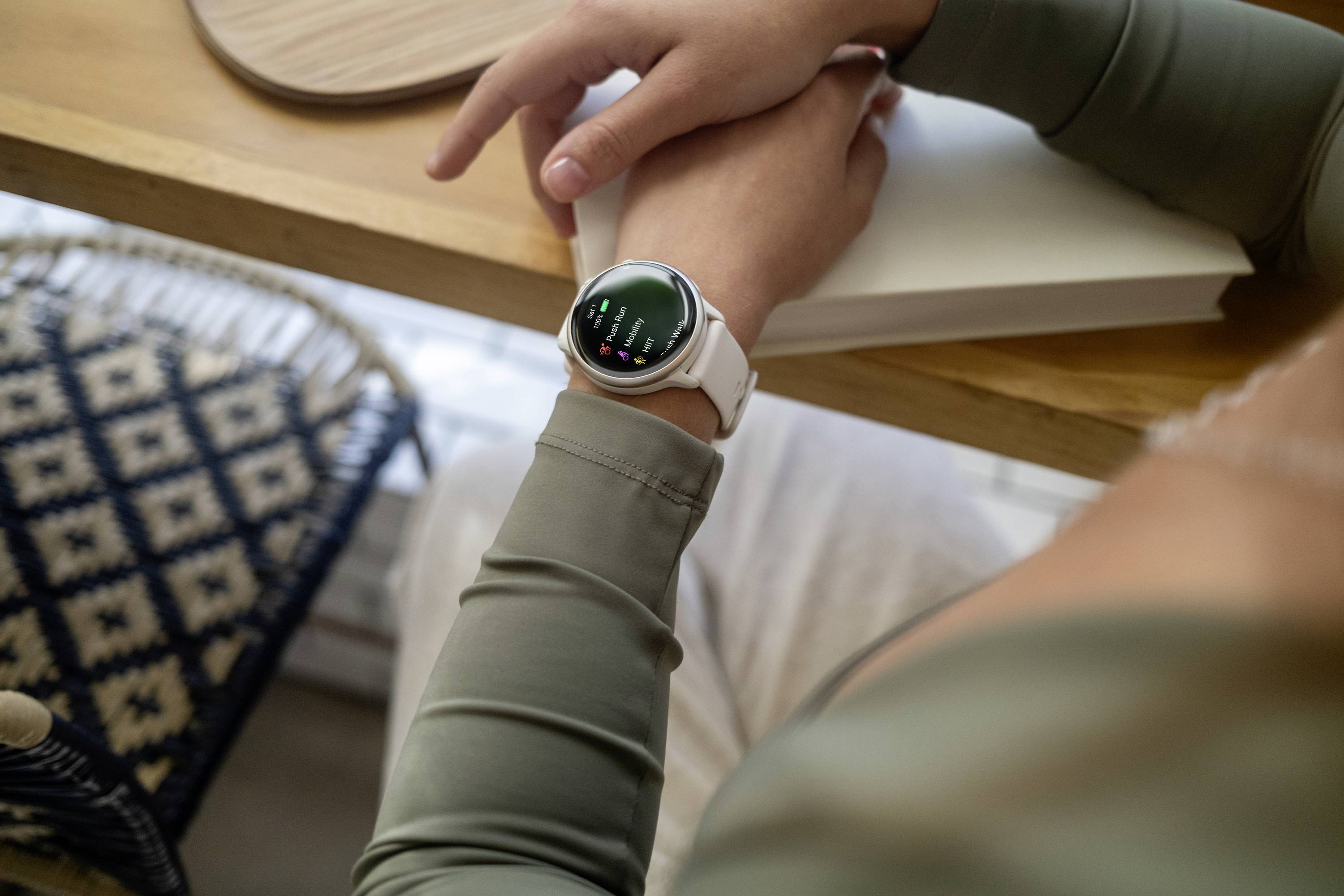 Garmin VIVOACTIVE® 6 Smartwatch Lunar Pearl