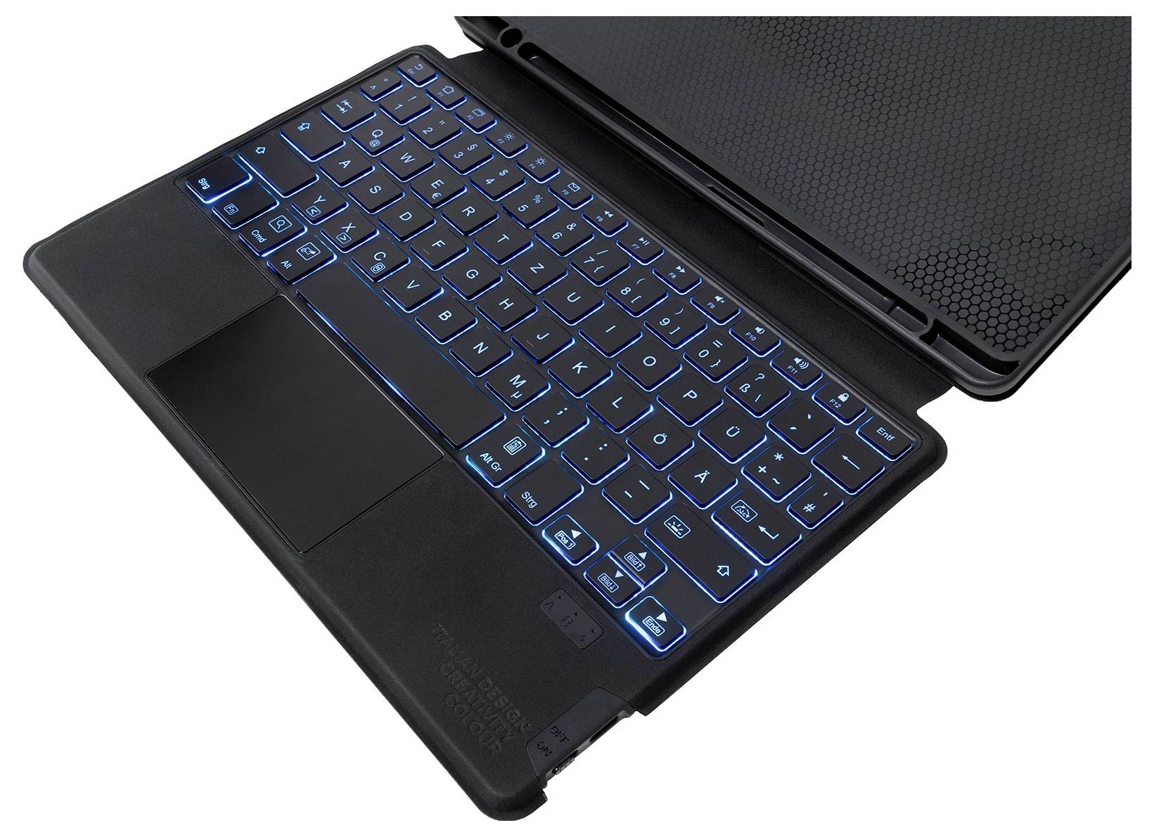 Eine schwarze Tastatur mit blauer Hintergrundbeleuchtung, die an einen Laptop angeschlossen ist und eine QWERTZ-Tastaturanordnung zeigt, auf weißem Hintergrund.
