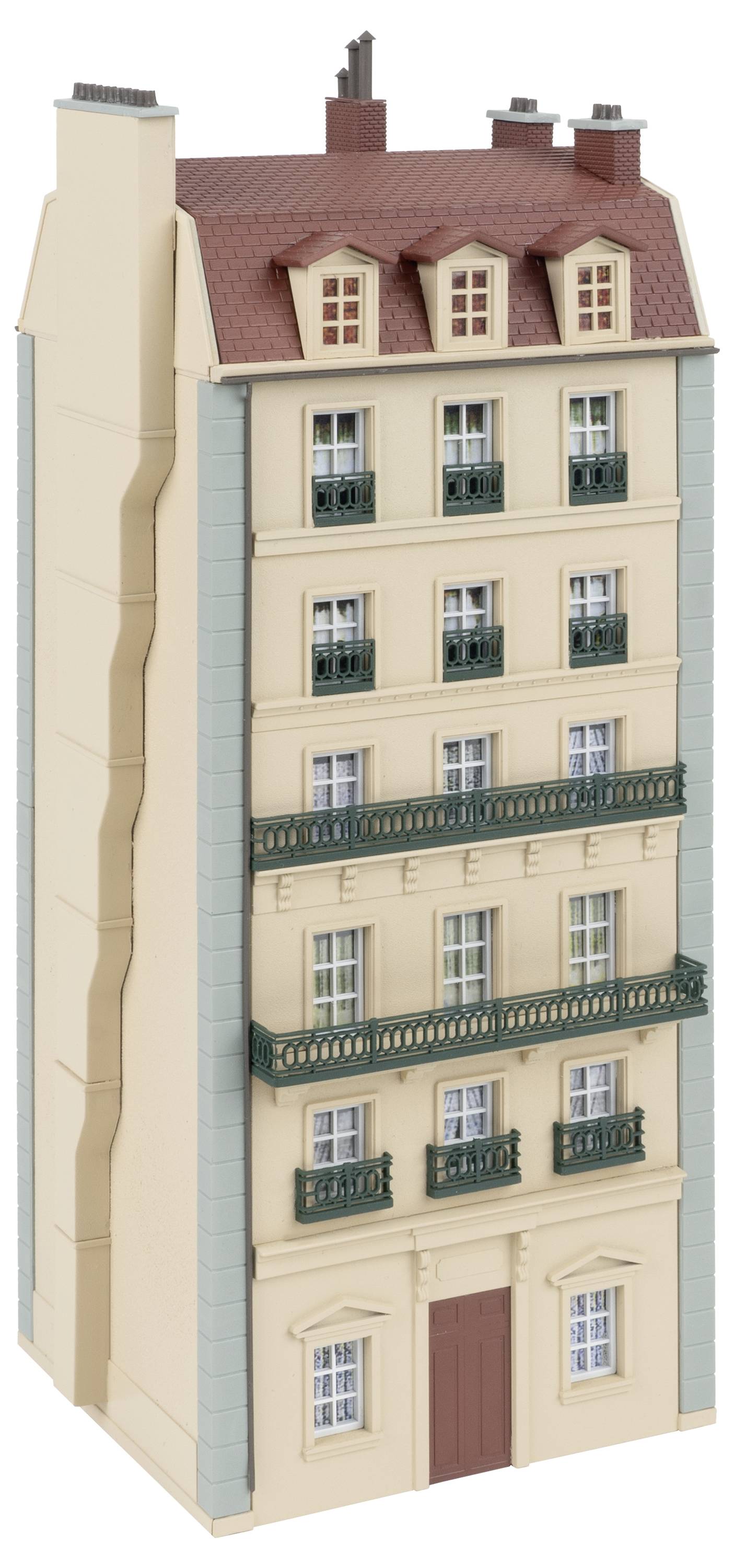 Ein Modell eines sechsstöckigen Pariser Gebäudes mit Dachzimmern und Balkonen. Das Gebäude hat eine cremefarbene Fassade.