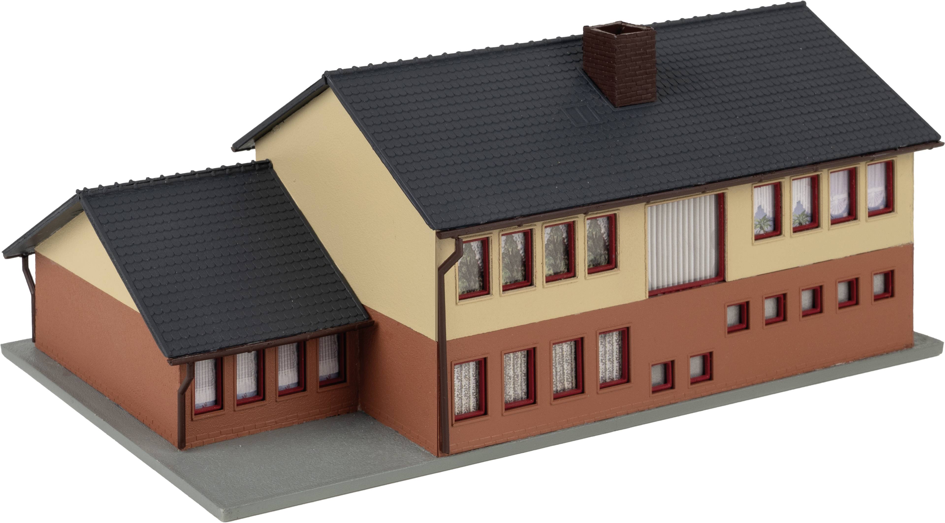 Ein Modell eines zweigeschossigen Gebäudes mit rotem Sockel und beigefarbener Fassade. Es hat ein dunkelgraues Satteldach und mehrere Fenster.