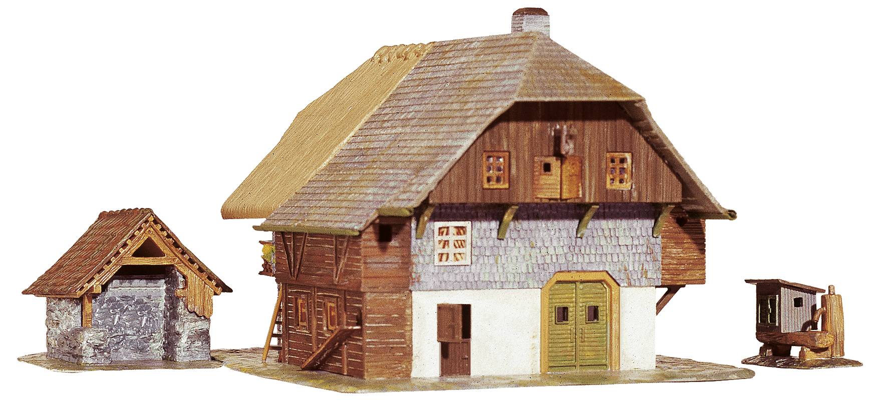 Ein Modellhaus in traditionellem Stil mit Strohdach, Holzwänden und Fenstern. Daneben stehen ein kleiner Schuppen und eine Holzpumpe.
