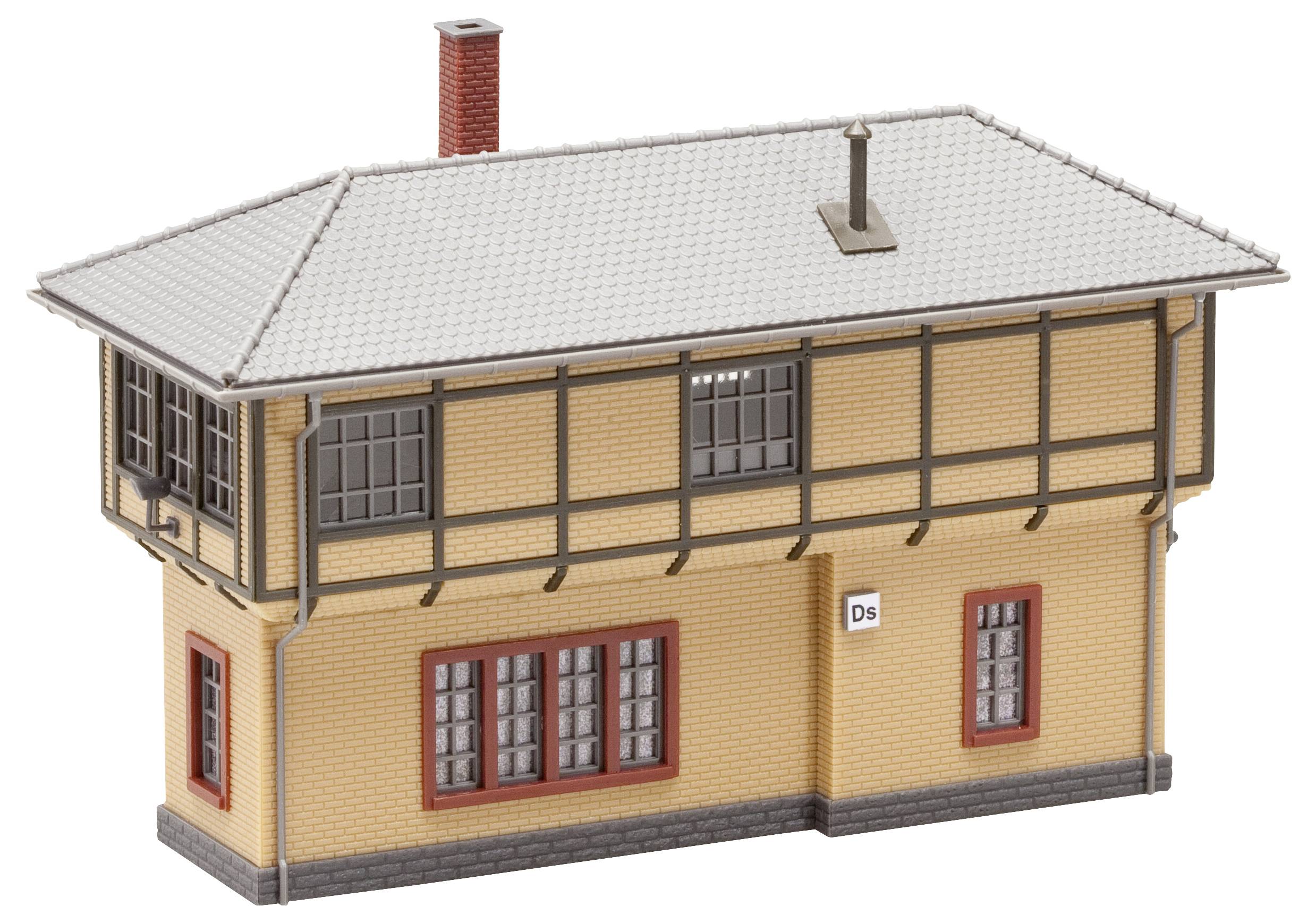 Zweistöckiges Modellgebäude mit gelbem Fachwerk und roten Fenstern, grauem Dach, und zwei Kaminen.