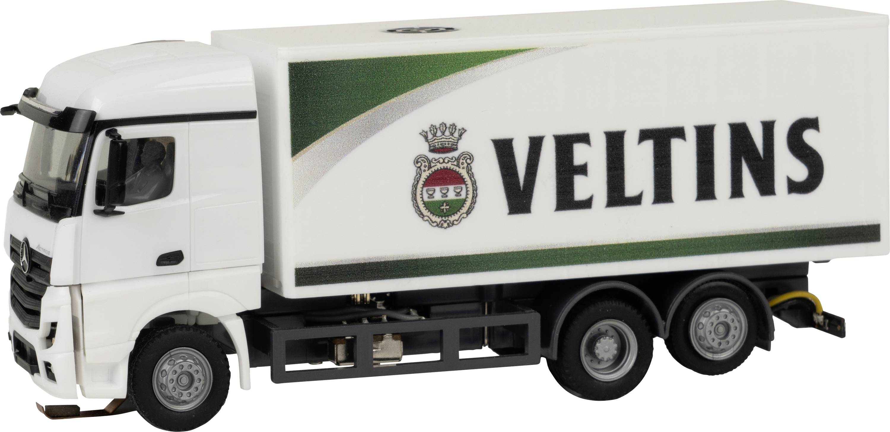 Ein LKW mit weißem Aufbau trägt das Logo und den Schriftzug der Biermarke 'Veltins'.