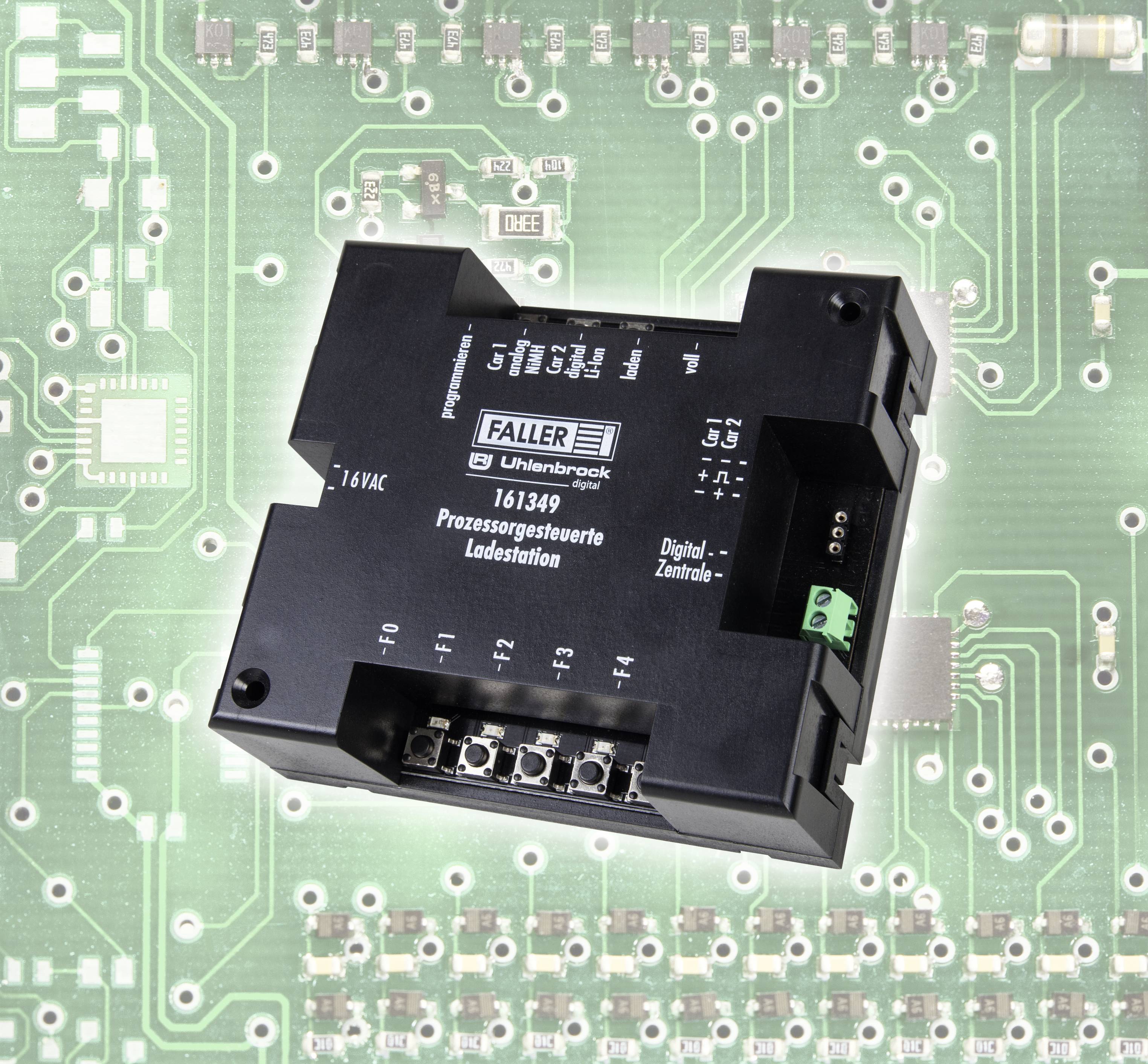 Elektronisches Gerät von Faller auf grüner Leiterplatte, beschriftet mit 'Prozessorgesteuerte Ladestation 161349'. Linksseitige Anschlüsse sichtbar.