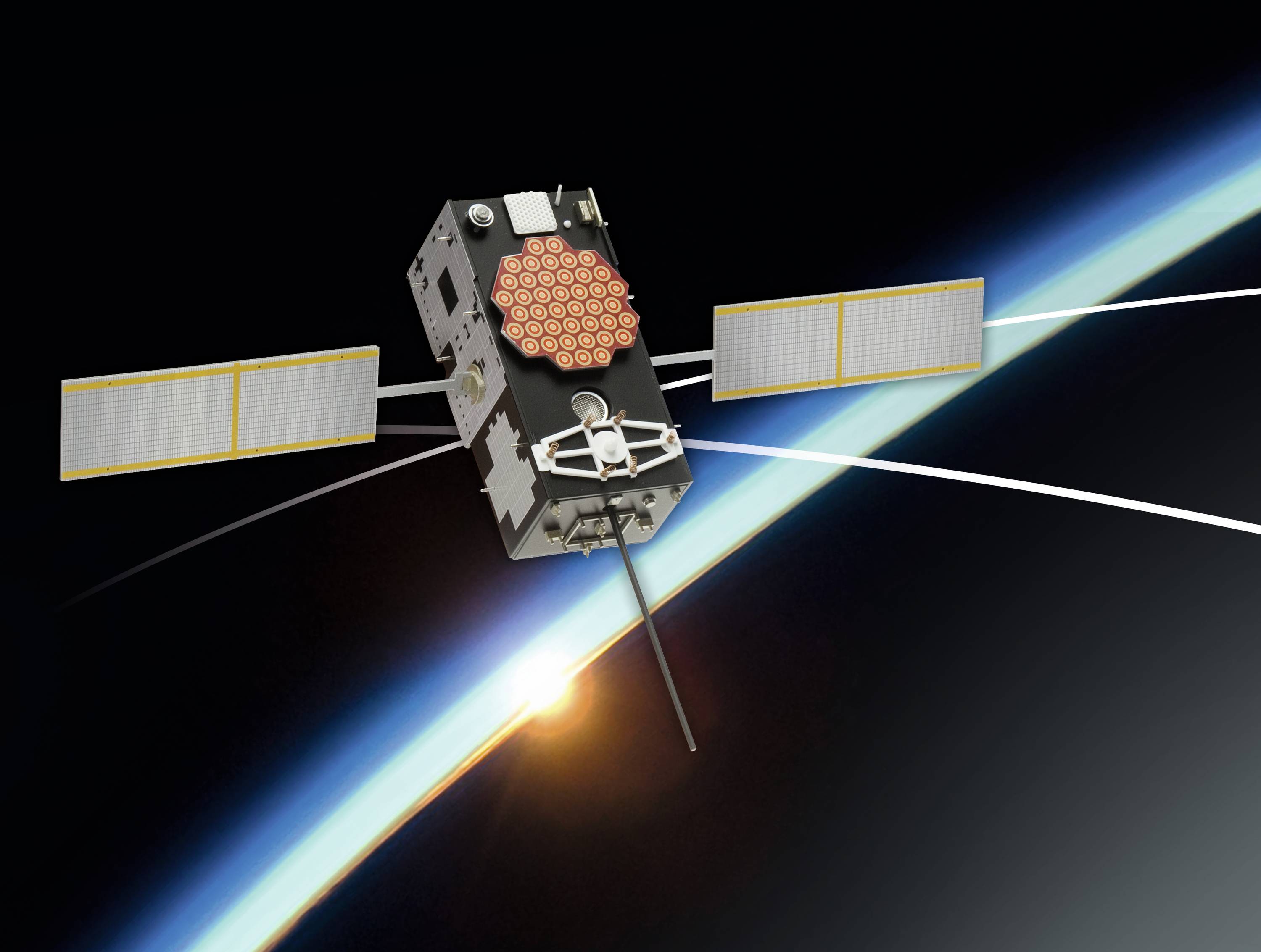 Satellit umkreist die Erde im Weltraum, Sonnenaufgang im Hintergrund. Hauptmerkmale sind Solarpaneele und Antennenkomponenten.